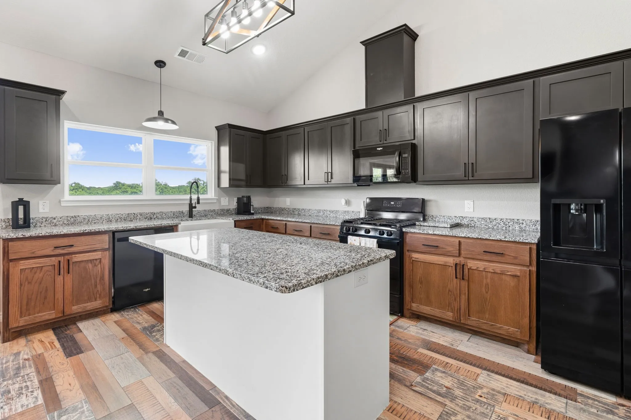 Single Family Residence For Sale in Montague County , 688 Sandstone Court, Sunset, Texas 76270, 4 Bedroom, 2 Bathroom, 2 Garage spaces, 1,992 Sqft, built in 2022, mls#21266984, Real Estate Agent in Sunset, Homes For Sale in Montague county, Homes For Sale in Sunset, Realtor in Sunset Texas, Real Estate Brokerage Independent Realty Texas, Luminita Cordes Realtor
