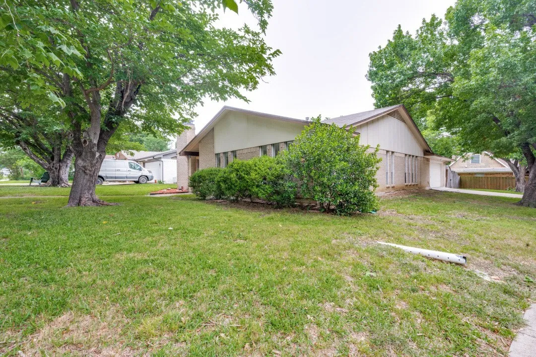 Single Family Residence For Sale in Dallas County , 3544 Esplendor Avenue, Irving, Texas 75062, 4 Bedroom, 3 Bathroom, 2 Garage spaces, 1,996 Sqft, built in 1970, Price $398,000, mls#21268011, Real Estate Agent in Irving, Homes For Sale in Dallas county, Homes For Sale in Irving, Realtor in Irving Texas, Real Estate Brokerage Independent Realty Texas, Luminita Cordes Realtor