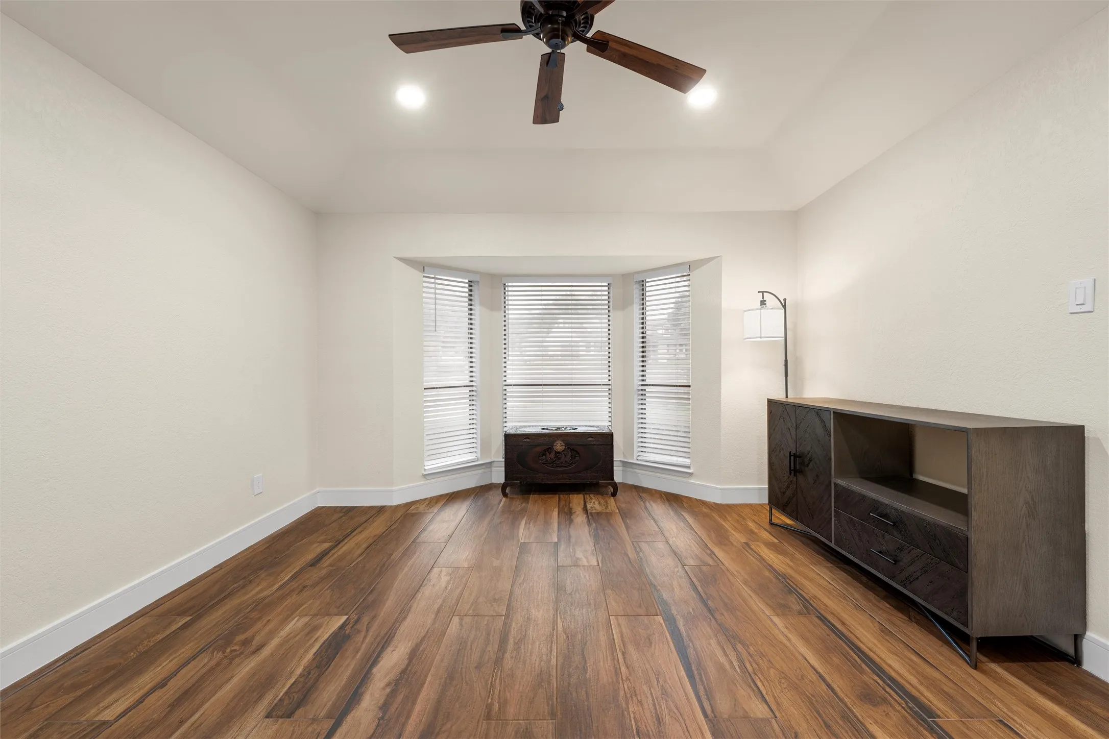Single Family Residence For Sale in Mc Lennan County , 3241 Village Park Drive, Waco, Texas 76708, 3 Bedroom, 3 Bathroom, 2 Garage spaces, 2,076 Sqft, built in 1981, mls#21269513, Real Estate Agent in Waco, Homes For Sale in Mc Lennan county, Homes For Sale in Waco, Realtor in Waco Texas, Real Estate Brokerage Independent Realty Texas, Luminita Cordes Realtor