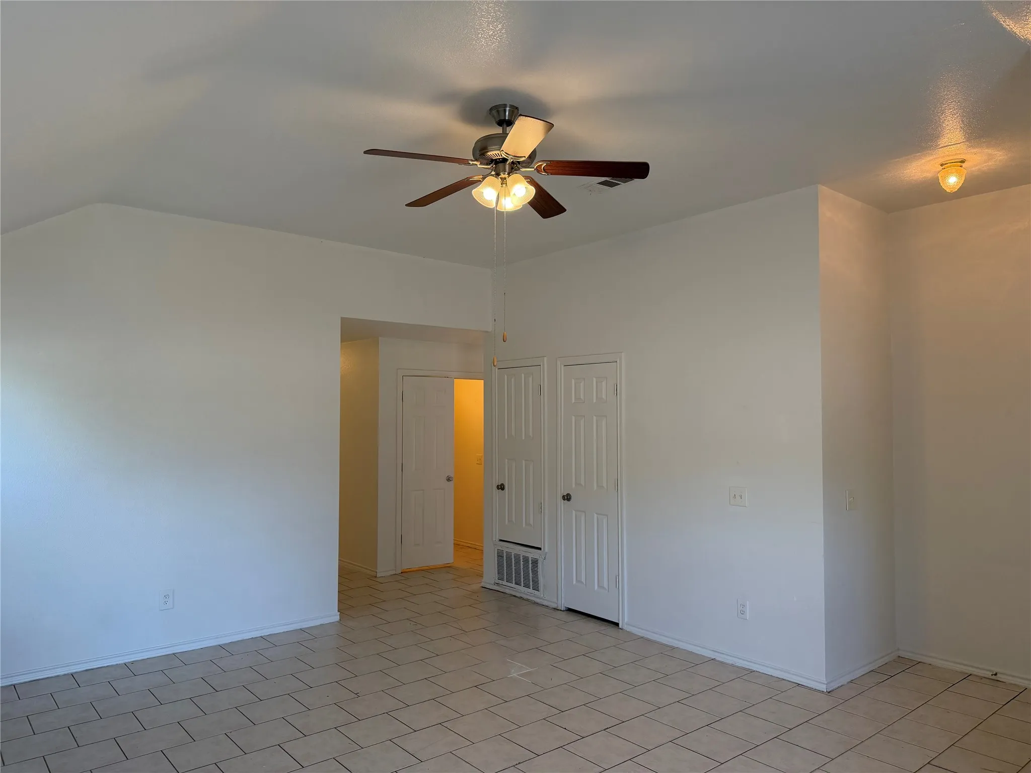 Single Family Residence For Rent in Tarrant County , 5500 David Strickland Road, Fort Worth, Texas 76119, 5 Bedroom, 2 Bathroom, 1 Garage spaces, 1,635 Sqft, built in 2004, mls#21268771, Real Estate Agent in Fort Worth, Homes For Rent in Tarrant county, Homes For Rent in Fort Worth, Realtor in Fort Worth Texas, Real Estate Brokerage Independent Realty Texas, Luminita Cordes Realtor