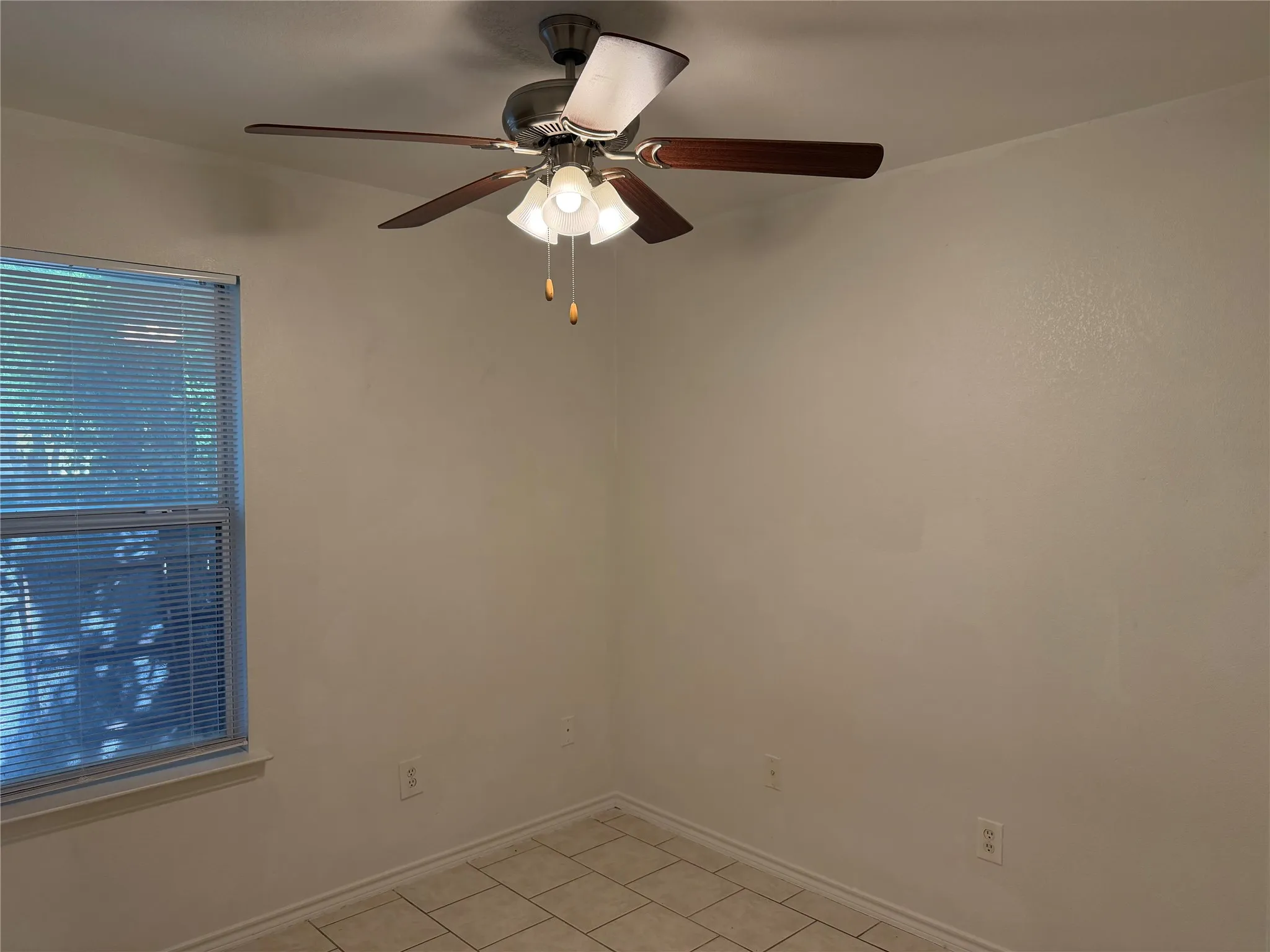Single Family Residence For Rent in Tarrant County , 5500 David Strickland Road, Fort Worth, Texas 76119, 5 Bedroom, 2 Bathroom, 1 Garage spaces, 1,635 Sqft, built in 2004, mls#21268771, Real Estate Agent in Fort Worth, Homes For Rent in Tarrant county, Homes For Rent in Fort Worth, Realtor in Fort Worth Texas, Real Estate Brokerage Independent Realty Texas, Luminita Cordes Realtor