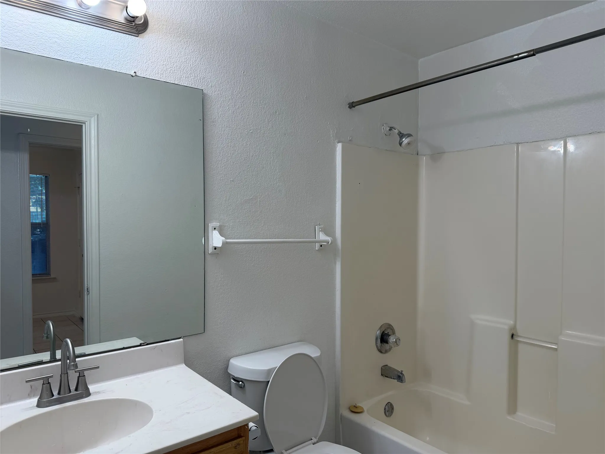 Single Family Residence For Rent in Tarrant County , 5500 David Strickland Road, Fort Worth, Texas 76119, 5 Bedroom, 2 Bathroom, 1 Garage spaces, 1,635 Sqft, built in 2004, mls#21268771, Real Estate Agent in Fort Worth, Homes For Rent in Tarrant county, Homes For Rent in Fort Worth, Realtor in Fort Worth Texas, Real Estate Brokerage Independent Realty Texas, Luminita Cordes Realtor