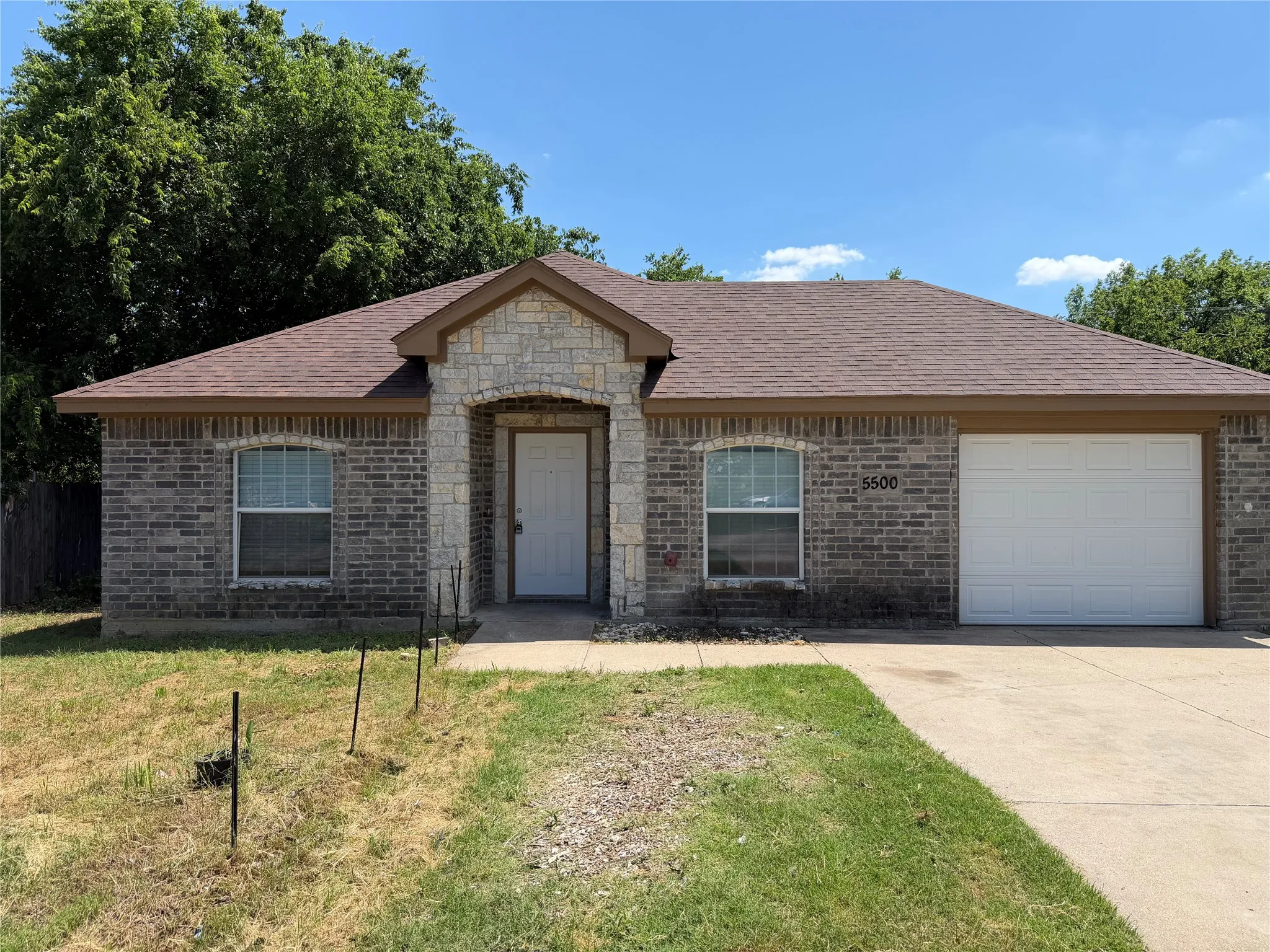 Single Family Residence For Rent in Tarrant County , 5500 David Strickland Road, Fort Worth, Texas 76119, 5 Bedroom, 2 Bathroom, 1 Garage spaces, 1,635 Sqft, built in 2004, mls#21268771, Real Estate Agent in Fort Worth, Homes For Rent in Tarrant county, Homes For Rent in Fort Worth, Realtor in Fort Worth Texas, Real Estate Brokerage Independent Realty Texas, Luminita Cordes Realtor