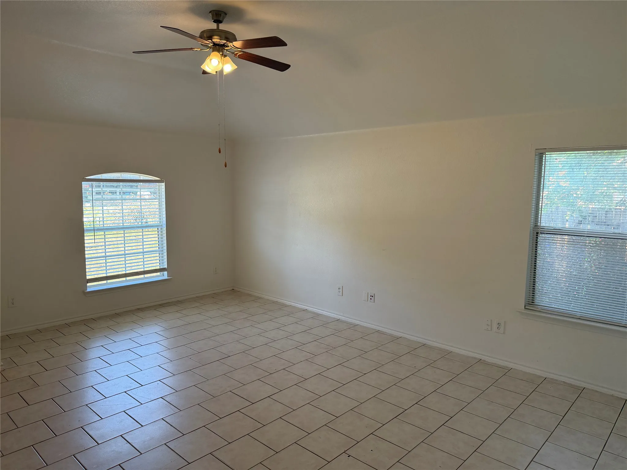 Single Family Residence For Rent in Tarrant County , 5500 David Strickland Road, Fort Worth, Texas 76119, 5 Bedroom, 2 Bathroom, 1 Garage spaces, 1,635 Sqft, built in 2004, mls#21268771, Real Estate Agent in Fort Worth, Homes For Rent in Tarrant county, Homes For Rent in Fort Worth, Realtor in Fort Worth Texas, Real Estate Brokerage Independent Realty Texas, Luminita Cordes Realtor