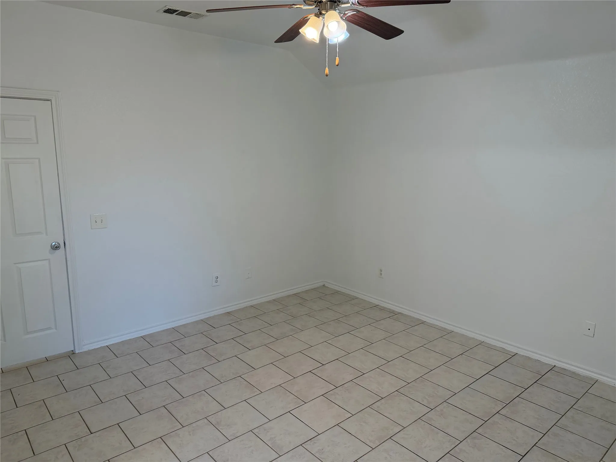 Single Family Residence For Rent in Tarrant County , 5500 David Strickland Road, Fort Worth, Texas 76119, 5 Bedroom, 2 Bathroom, 1 Garage spaces, 1,635 Sqft, built in 2004, mls#21268771, Real Estate Agent in Fort Worth, Homes For Rent in Tarrant county, Homes For Rent in Fort Worth, Realtor in Fort Worth Texas, Real Estate Brokerage Independent Realty Texas, Luminita Cordes Realtor