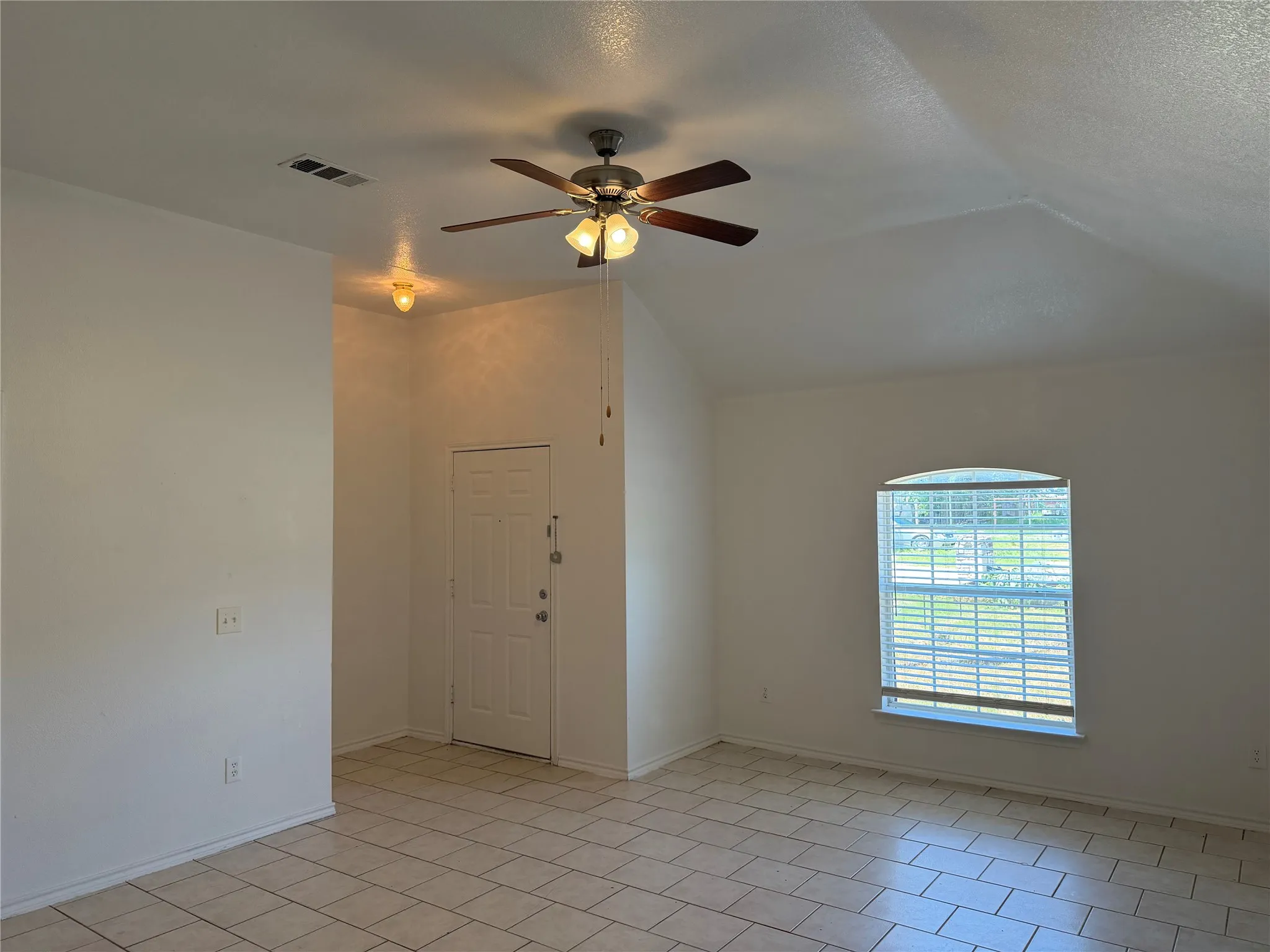 Single Family Residence For Rent in Tarrant County , 5500 David Strickland Road, Fort Worth, Texas 76119, 5 Bedroom, 2 Bathroom, 1 Garage spaces, 1,635 Sqft, built in 2004, mls#21268771, Real Estate Agent in Fort Worth, Homes For Rent in Tarrant county, Homes For Rent in Fort Worth, Realtor in Fort Worth Texas, Real Estate Brokerage Independent Realty Texas, Luminita Cordes Realtor