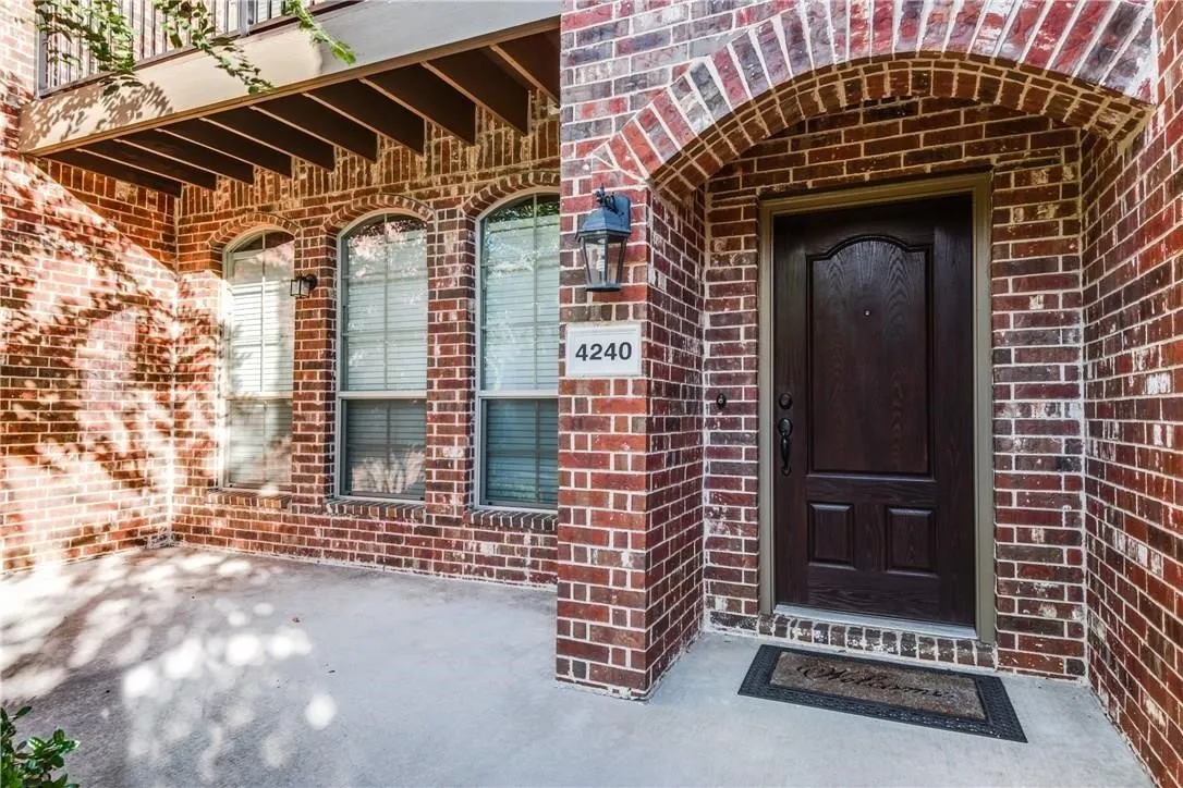 Townhouse For Rent in Denton County , 4240 Comanche Drive, Carrollton, Texas 75010, 3 Bedroom, 3 Bathroom, 2 Garage spaces, 1,843 Sqft, built in 2011, mls#21269581, Real Estate Agent in Carrollton, Homes For Rent in Denton county, Homes For Rent in Carrollton, Realtor in Carrollton Texas, Real Estate Brokerage Independent Realty Texas, Luminita Cordes Realtor