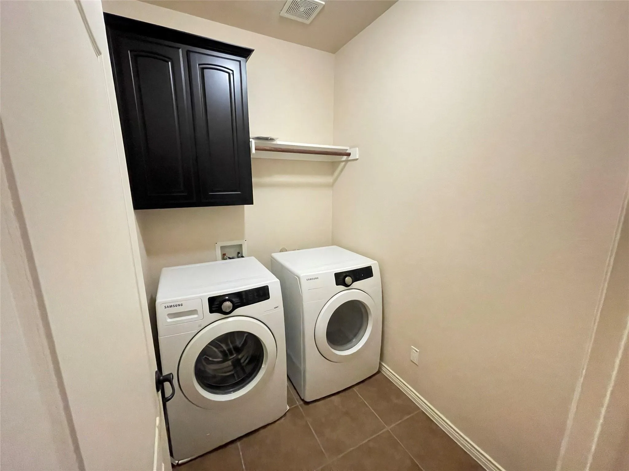 Townhouse For Rent in Denton County , 4240 Comanche Drive, Carrollton, Texas 75010, 3 Bedroom, 3 Bathroom, 2 Garage spaces, 1,843 Sqft, built in 2011, mls#21269581, Real Estate Agent in Carrollton, Homes For Rent in Denton county, Homes For Rent in Carrollton, Realtor in Carrollton Texas, Real Estate Brokerage Independent Realty Texas, Luminita Cordes Realtor