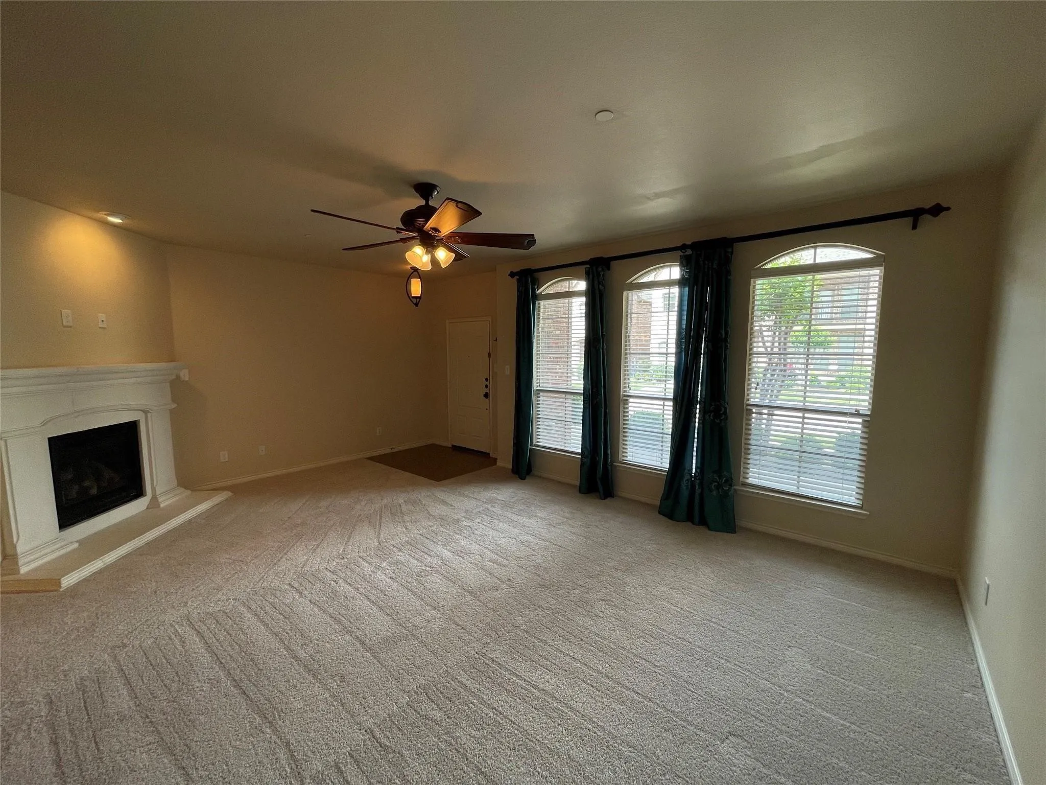 Townhouse For Rent in Denton County , 4240 Comanche Drive, Carrollton, Texas 75010, 3 Bedroom, 3 Bathroom, 2 Garage spaces, 1,843 Sqft, built in 2011, mls#21269581, Real Estate Agent in Carrollton, Homes For Rent in Denton county, Homes For Rent in Carrollton, Realtor in Carrollton Texas, Real Estate Brokerage Independent Realty Texas, Luminita Cordes Realtor