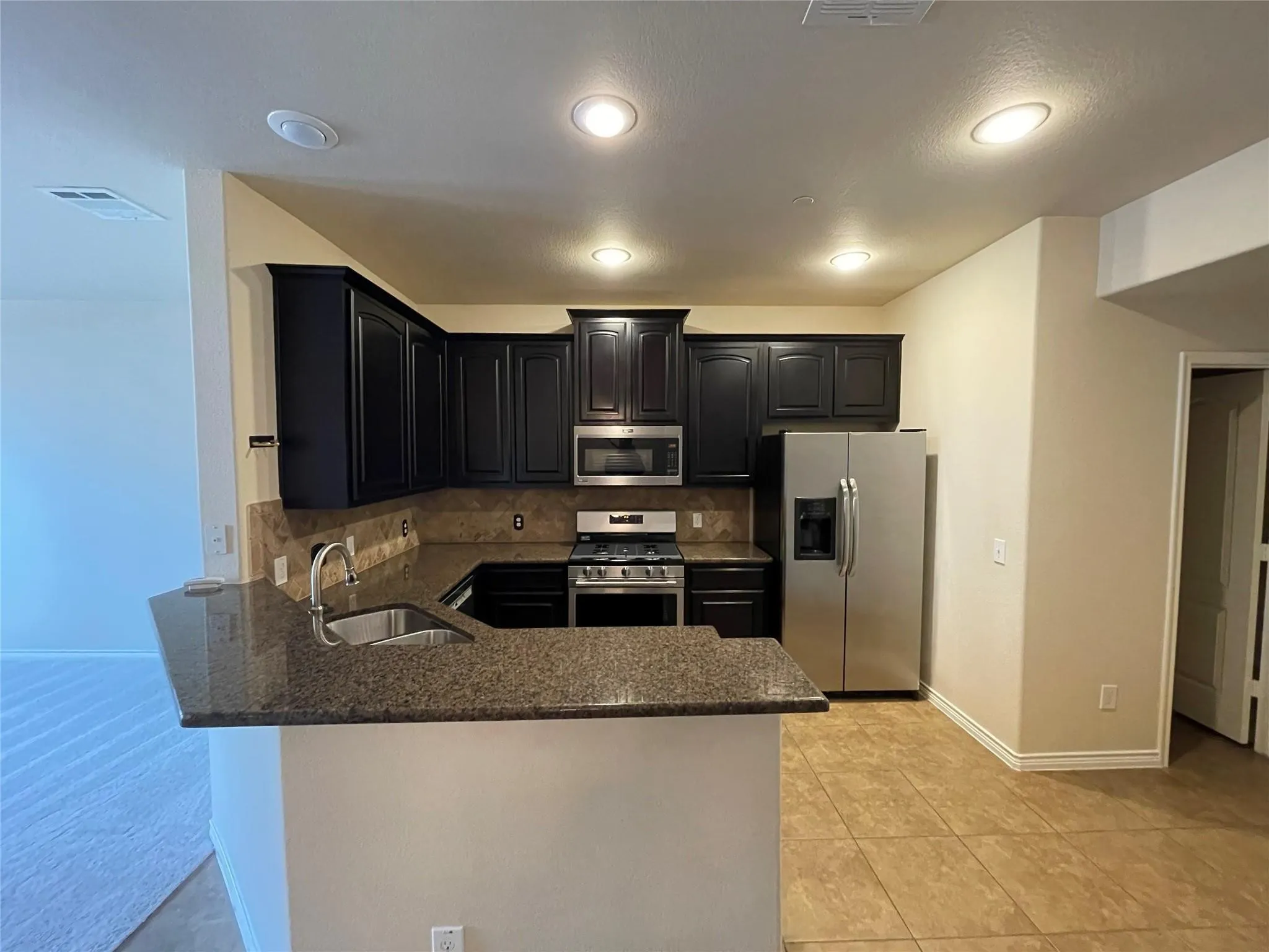 Townhouse For Rent in Denton County , 4240 Comanche Drive, Carrollton, Texas 75010, 3 Bedroom, 3 Bathroom, 2 Garage spaces, 1,843 Sqft, built in 2011, mls#21269581, Real Estate Agent in Carrollton, Homes For Rent in Denton county, Homes For Rent in Carrollton, Realtor in Carrollton Texas, Real Estate Brokerage Independent Realty Texas, Luminita Cordes Realtor