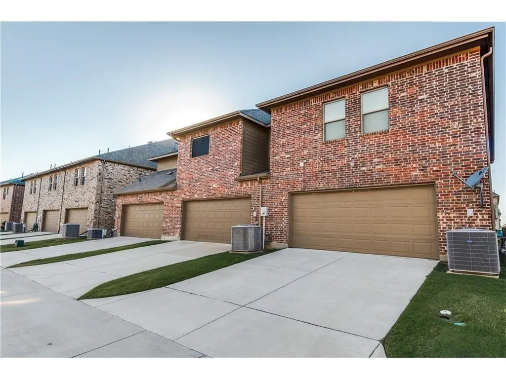 Townhouse For Rent in Denton County , 4240 Comanche Drive, Carrollton, Texas 75010, 3 Bedroom, 3 Bathroom, 2 Garage spaces, 1,843 Sqft, built in 2011, mls#21269581, Real Estate Agent in Carrollton, Homes For Rent in Denton county, Homes For Rent in Carrollton, Realtor in Carrollton Texas, Real Estate Brokerage Independent Realty Texas, Luminita Cordes Realtor
