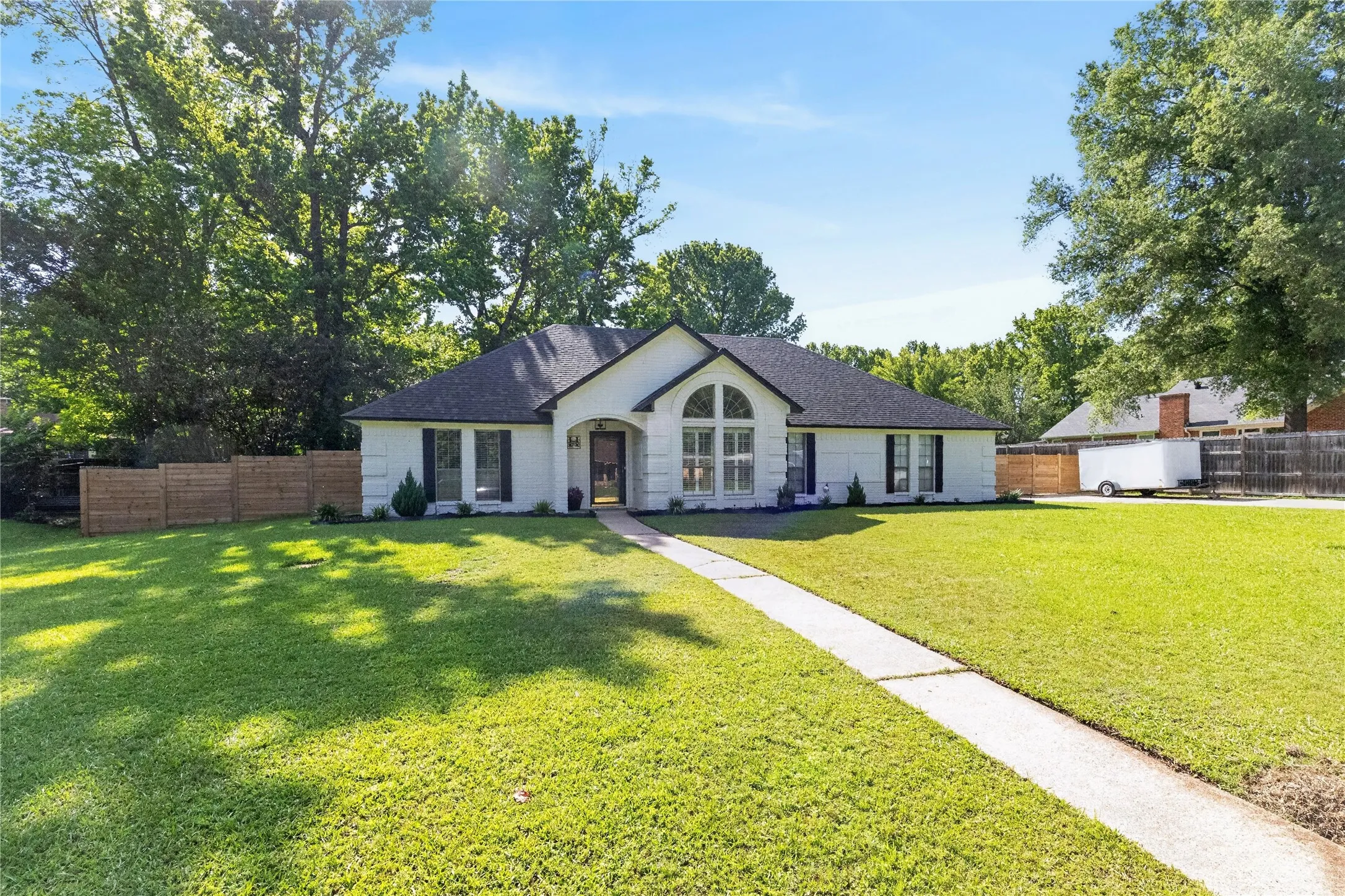 Single Family Residence For Sale in Bowie County , 111 Honeysuckle, New Boston, Texas 75570, 3 Bedroom, 2 Bathroom, 2 Garage spaces, 1,905 Sqft, built in 1994, mls#21269596, Real Estate Agent in New Boston, Homes For Sale in Bowie county, Homes For Sale in New Boston, Realtor in New Boston Texas, Real Estate Brokerage Independent Realty Texas, Luminita Cordes Realtor
