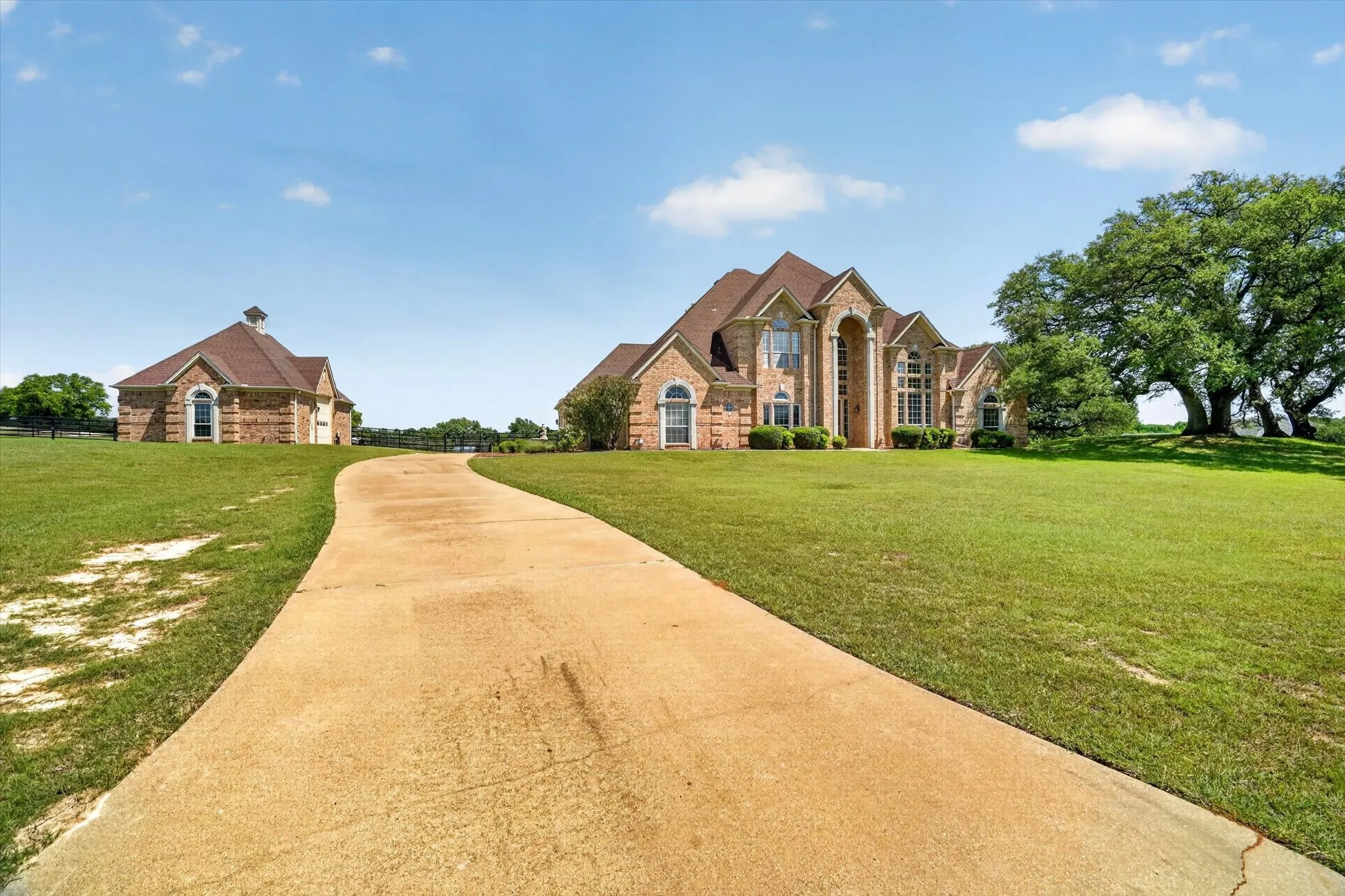 Single Family Residence For Sale in Parker County , 175 N Boyce Lane, Fort Worth, Texas 76108, 5 Bedroom, 4 Bathroom, 3 Garage spaces, 4,195 Sqft, built in 2001, mls#21269597, Real Estate Agent in Fort Worth, Homes For Sale in Parker county, Homes For Sale in Fort Worth, Realtor in Fort Worth Texas, Real Estate Brokerage Independent Realty Texas, Luminita Cordes Realtor