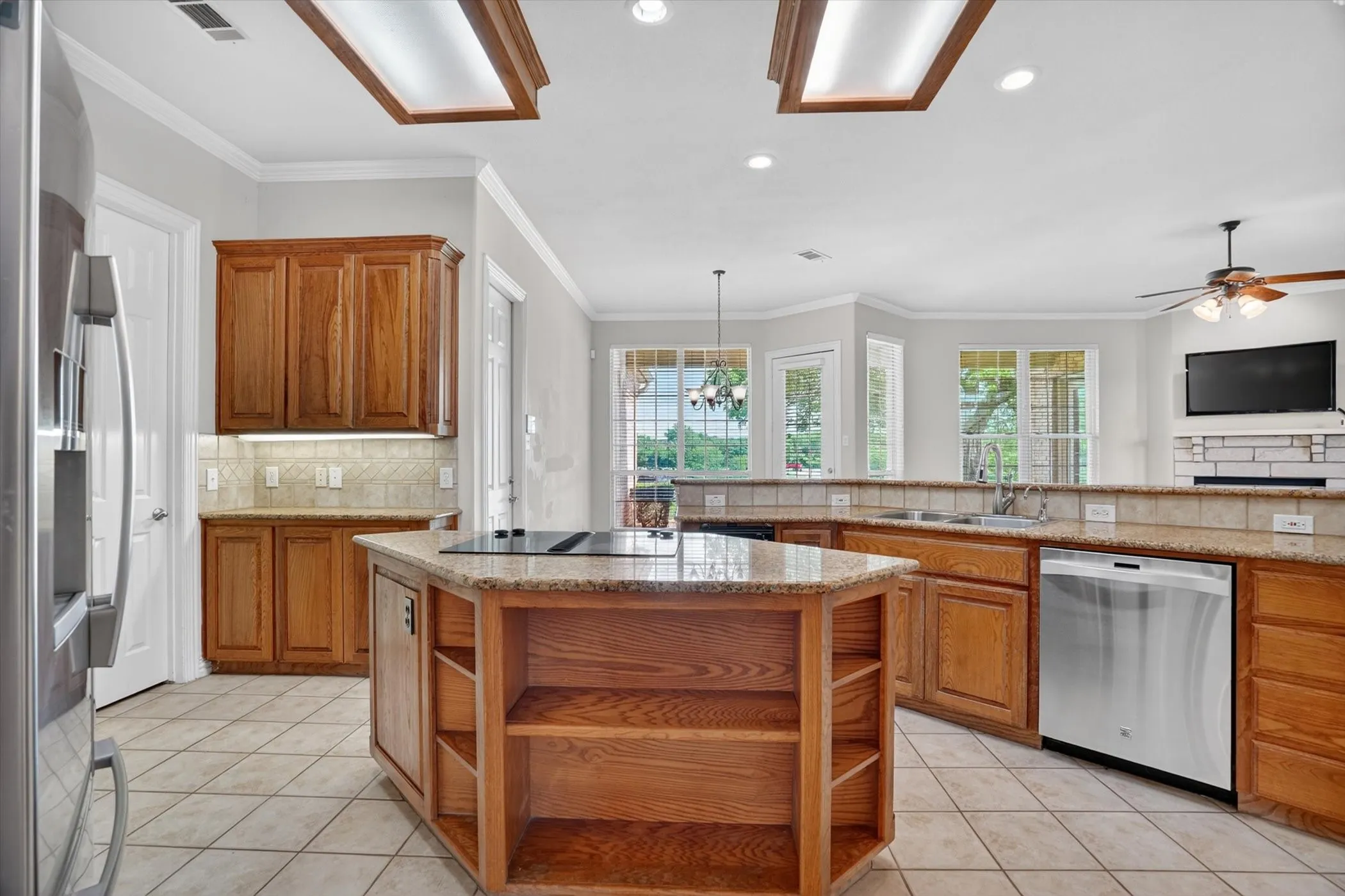 Single Family Residence For Sale in Parker County , 175 N Boyce Lane, Fort Worth, Texas 76108, 5 Bedroom, 4 Bathroom, 3 Garage spaces, 4,195 Sqft, built in 2001, mls#21269597, Real Estate Agent in Fort Worth, Homes For Sale in Parker county, Homes For Sale in Fort Worth, Realtor in Fort Worth Texas, Real Estate Brokerage Independent Realty Texas, Luminita Cordes Realtor