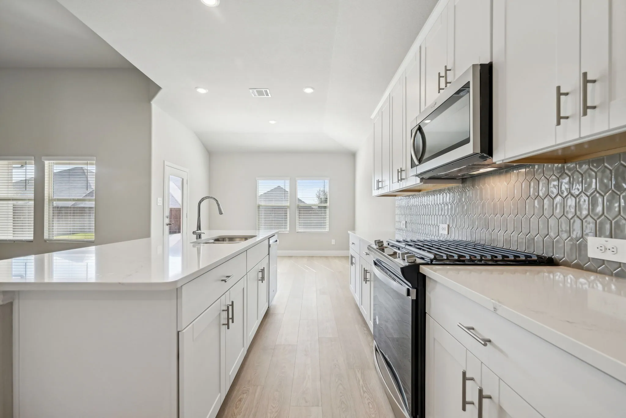  Photo is not of the actual home, but is an inspirational photo of builder’s model home and may depict options, furnishings, and/or decorator features that are not included.
