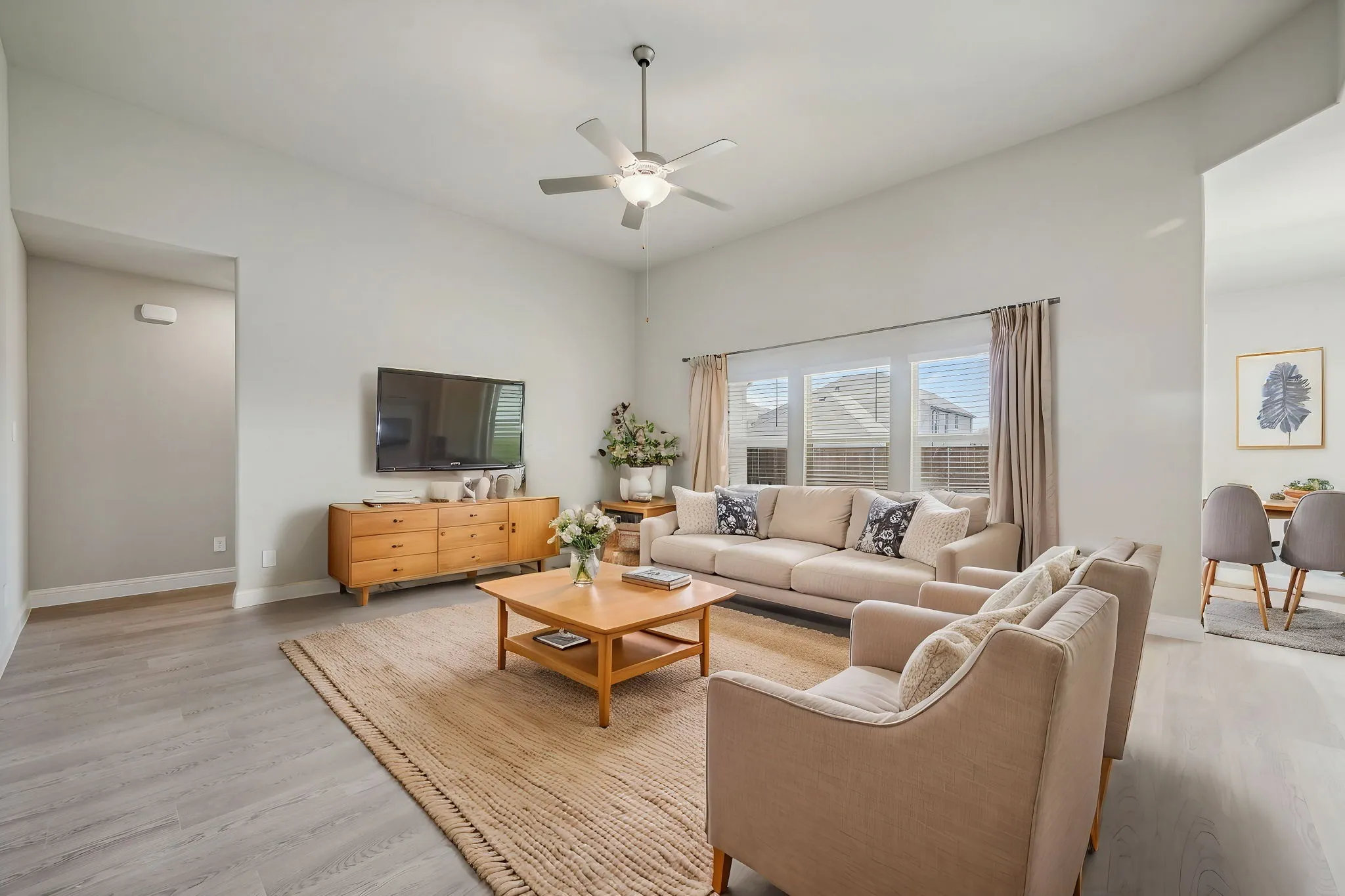  Photo is not of the actual home, but is an inspirational photo of builder’s model home and may depict options, furnishings, and/or decorator features that are not included.
