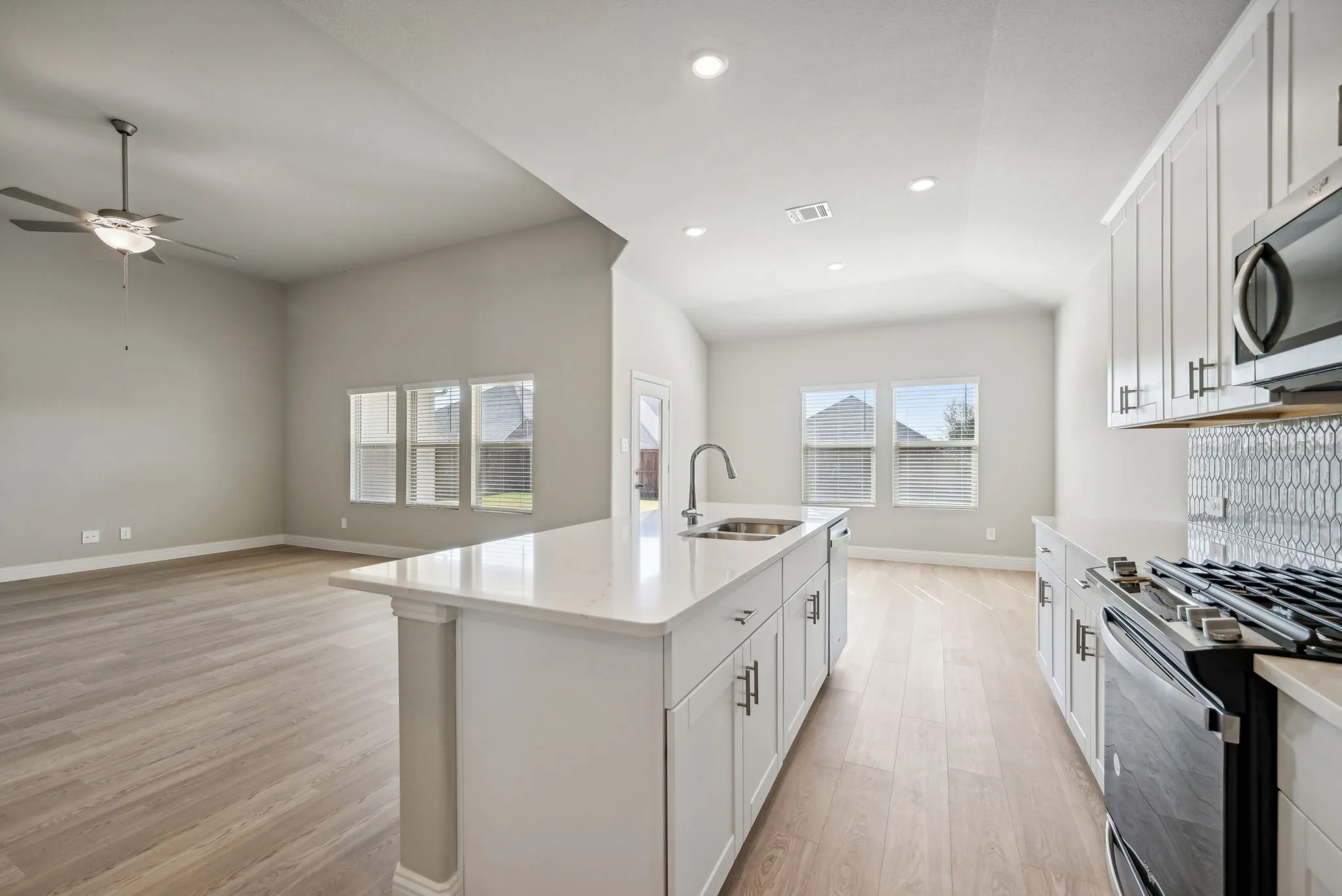  Photo is not of the actual home, but is an inspirational photo of builder’s model home and may depict options, furnishings, and/or decorator features that are not included.

