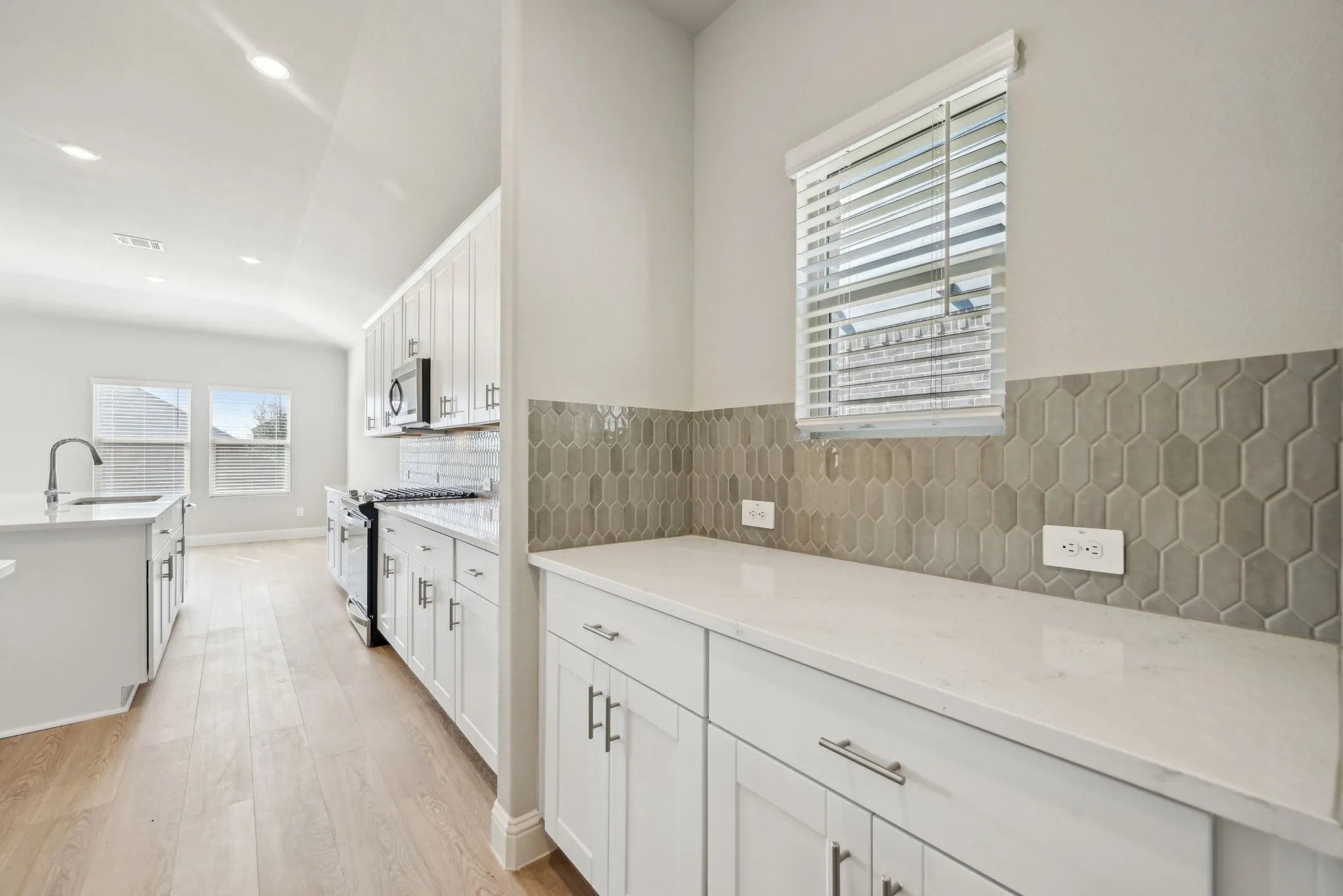  Photo is not of the actual home, but is an inspirational photo of builder’s model home and may depict options, furnishings, and/or decorator features that are not included.
