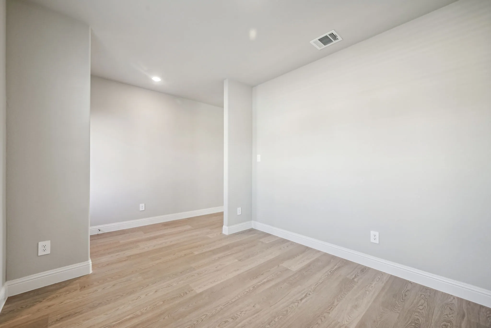  Photo is not of the actual home, but is an inspirational photo of builder’s model home and may depict options, furnishings, and/or decorator features that are not included.
