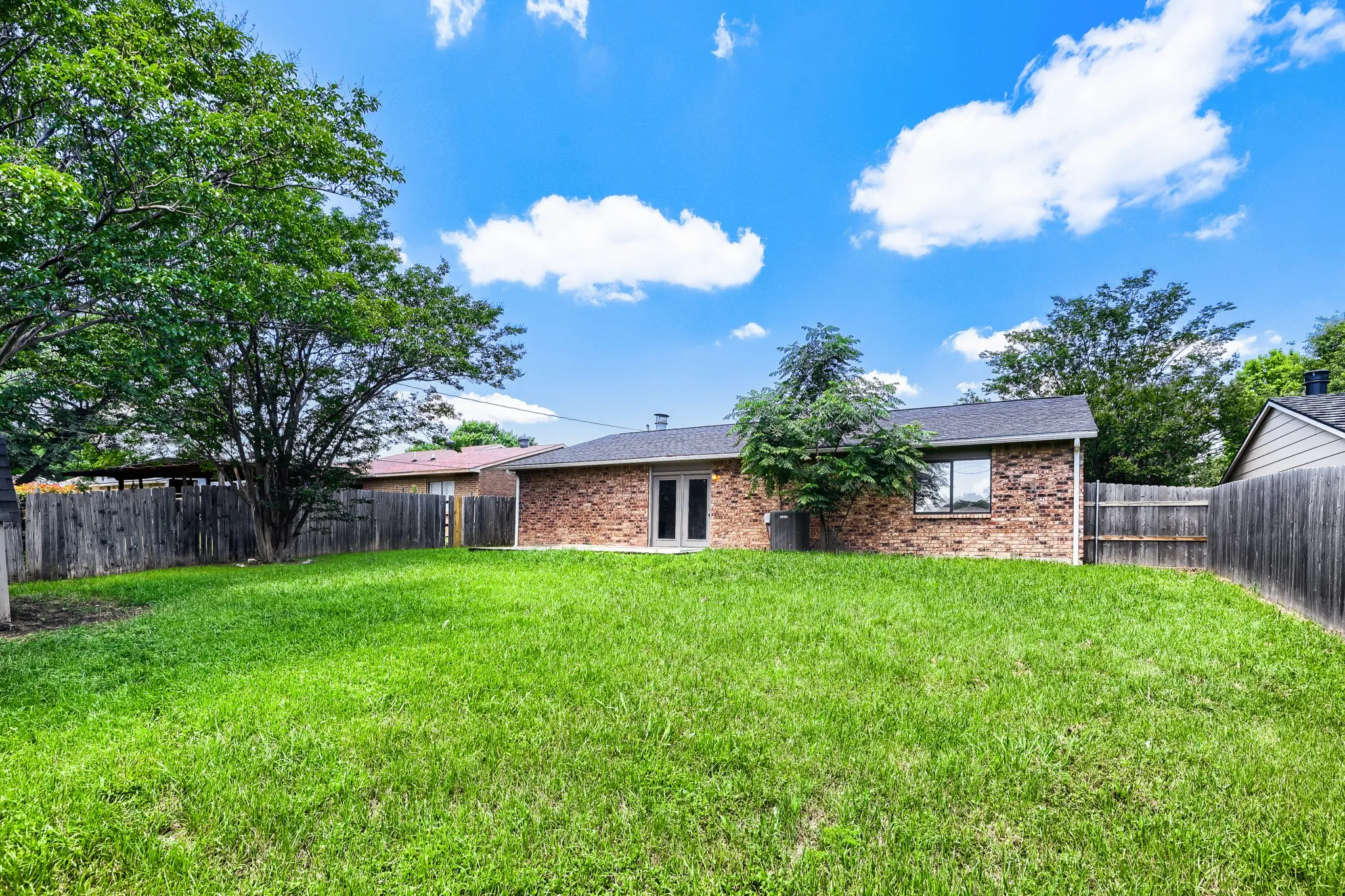 Single Family Residence For Sale in Tarrant County , 804 Netherland Drive, Arlington, Texas 76017, 3 Bedroom, 2 Bathroom, 2 Garage spaces, 1,449 Sqft, built in 1983, mls#21199619, Real Estate Agent in Arlington, Homes For Sale in Tarrant county, Homes For Sale in Arlington, Realtor in Arlington Texas, Real Estate Brokerage Independent Realty Texas, Luminita Cordes Realtor