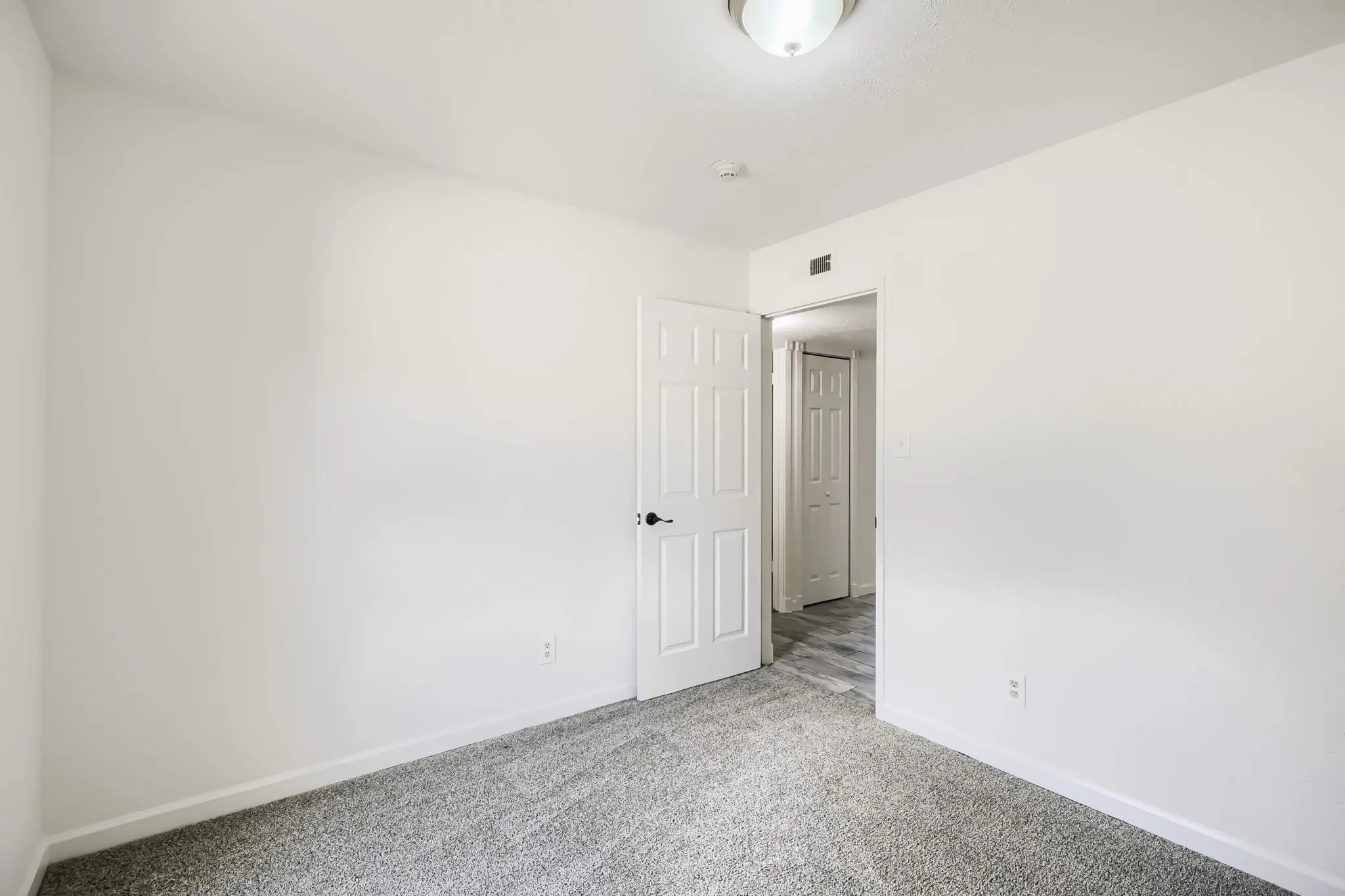 Single Family Residence For Sale in Tarrant County , 804 Netherland Drive, Arlington, Texas 76017, 3 Bedroom, 2 Bathroom, 2 Garage spaces, 1,449 Sqft, built in 1983, mls#21199619, Real Estate Agent in Arlington, Homes For Sale in Tarrant county, Homes For Sale in Arlington, Realtor in Arlington Texas, Real Estate Brokerage Independent Realty Texas, Luminita Cordes Realtor