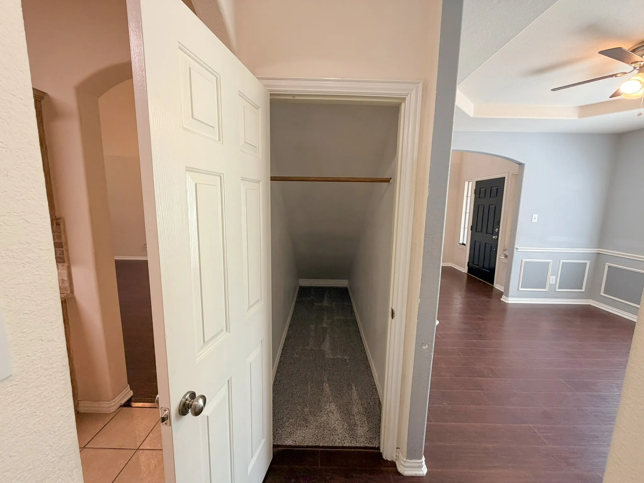 Single Family Residence For Sale in Johnson County , 216 Flagstone Drive, Burleson, Texas 76028, 5 Bedroom, 3 Bathroom, 2 Garage spaces, 2,406 Sqft, built in 2002, mls#21269647, Real Estate Agent in Burleson, Homes For Sale in Johnson county, Homes For Sale in Burleson, Realtor in Burleson Texas, Real Estate Brokerage Independent Realty Texas, Luminita Cordes Realtor