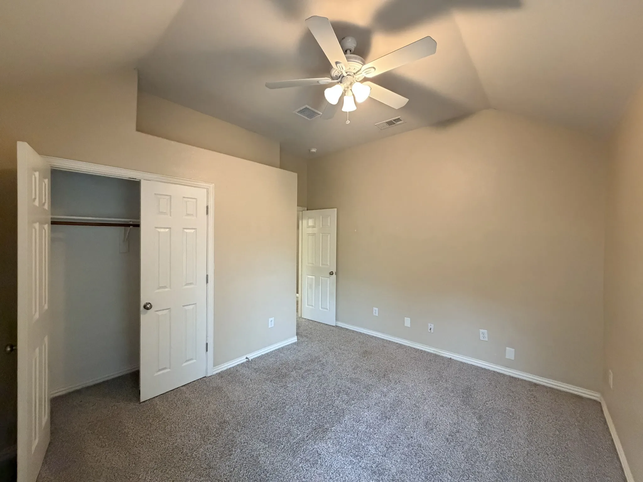 Single Family Residence For Sale in Johnson County , 216 Flagstone Drive, Burleson, Texas 76028, 5 Bedroom, 3 Bathroom, 2 Garage spaces, 2,406 Sqft, built in 2002, mls#21269647, Real Estate Agent in Burleson, Homes For Sale in Johnson county, Homes For Sale in Burleson, Realtor in Burleson Texas, Real Estate Brokerage Independent Realty Texas, Luminita Cordes Realtor