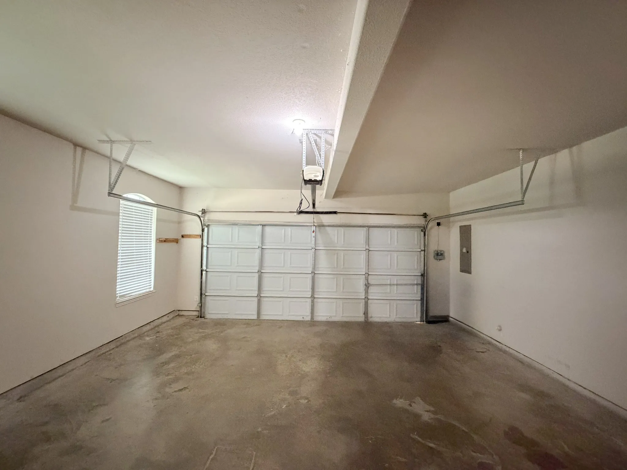 Single Family Residence For Sale in Johnson County , 216 Flagstone Drive, Burleson, Texas 76028, 5 Bedroom, 3 Bathroom, 2 Garage spaces, 2,406 Sqft, built in 2002, mls#21269647, Real Estate Agent in Burleson, Homes For Sale in Johnson county, Homes For Sale in Burleson, Realtor in Burleson Texas, Real Estate Brokerage Independent Realty Texas, Luminita Cordes Realtor