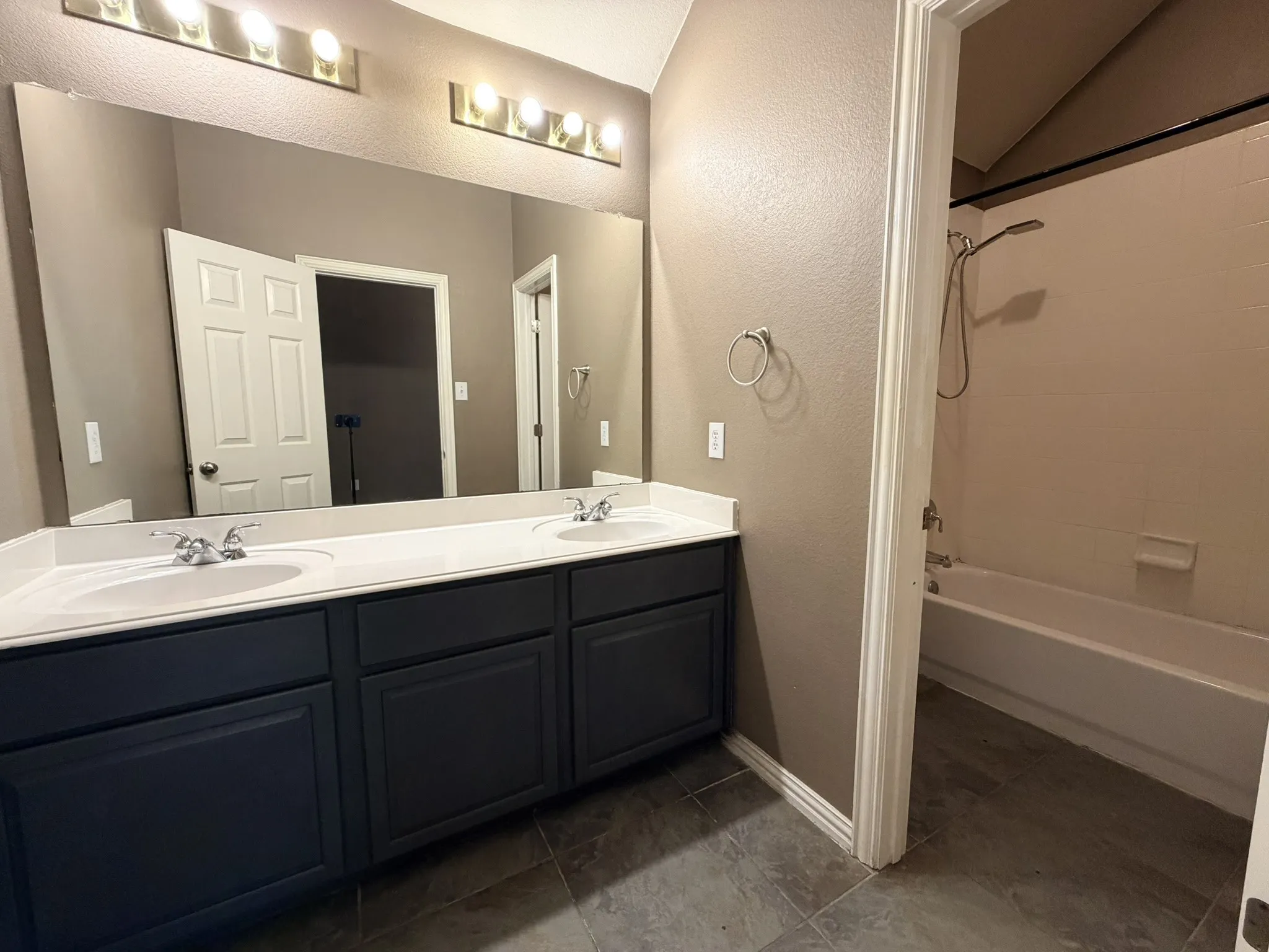 Single Family Residence For Sale in Johnson County , 216 Flagstone Drive, Burleson, Texas 76028, 5 Bedroom, 3 Bathroom, 2 Garage spaces, 2,406 Sqft, built in 2002, mls#21269647, Real Estate Agent in Burleson, Homes For Sale in Johnson county, Homes For Sale in Burleson, Realtor in Burleson Texas, Real Estate Brokerage Independent Realty Texas, Luminita Cordes Realtor