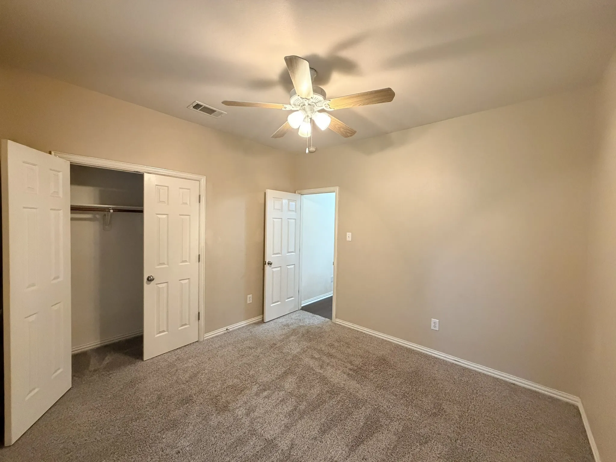 Single Family Residence For Sale in Johnson County , 216 Flagstone Drive, Burleson, Texas 76028, 5 Bedroom, 3 Bathroom, 2 Garage spaces, 2,406 Sqft, built in 2002, mls#21269647, Real Estate Agent in Burleson, Homes For Sale in Johnson county, Homes For Sale in Burleson, Realtor in Burleson Texas, Real Estate Brokerage Independent Realty Texas, Luminita Cordes Realtor