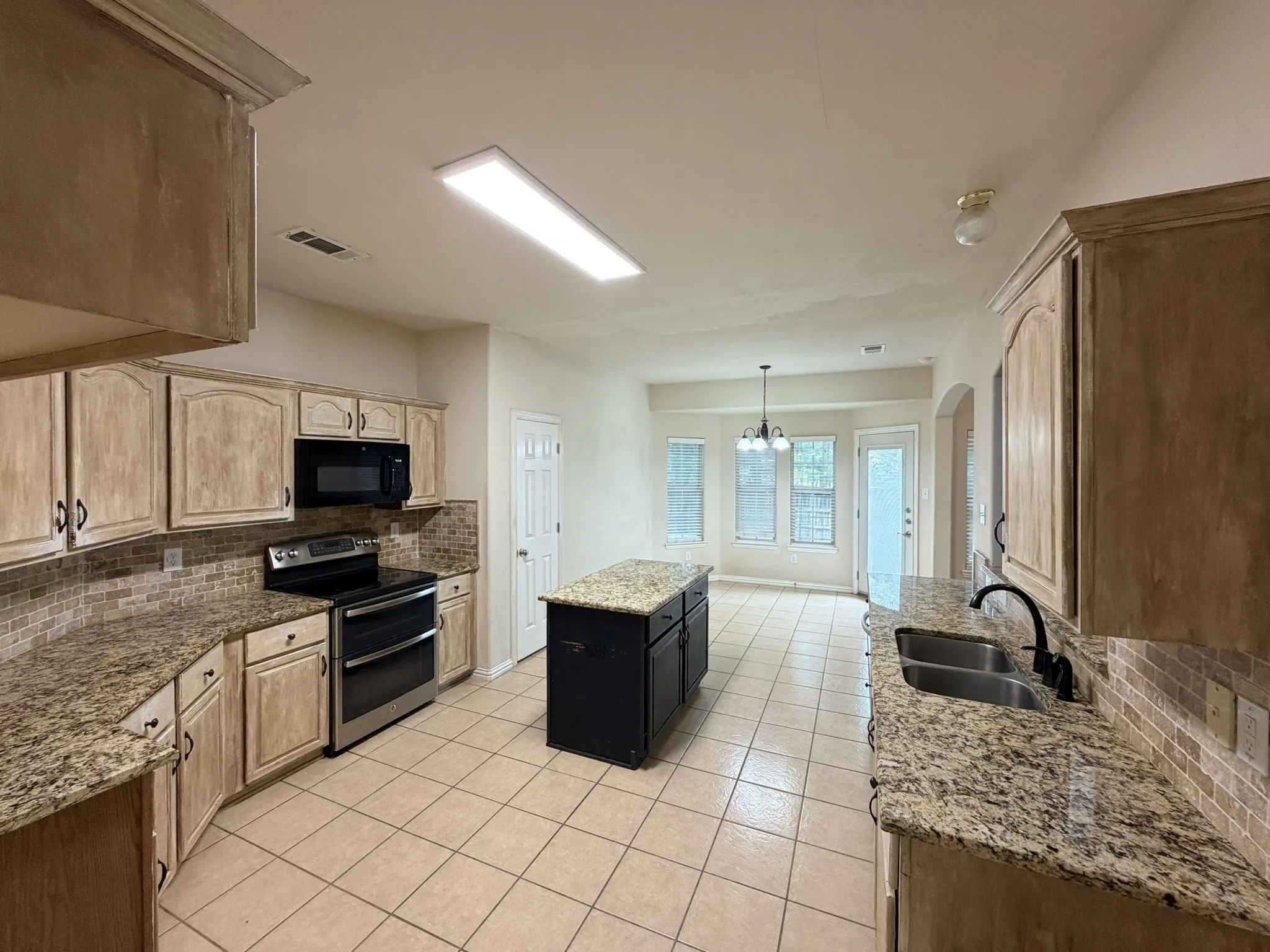 Single Family Residence For Sale in Johnson County , 216 Flagstone Drive, Burleson, Texas 76028, 5 Bedroom, 3 Bathroom, 2 Garage spaces, 2,406 Sqft, built in 2002, mls#21269647, Real Estate Agent in Burleson, Homes For Sale in Johnson county, Homes For Sale in Burleson, Realtor in Burleson Texas, Real Estate Brokerage Independent Realty Texas, Luminita Cordes Realtor