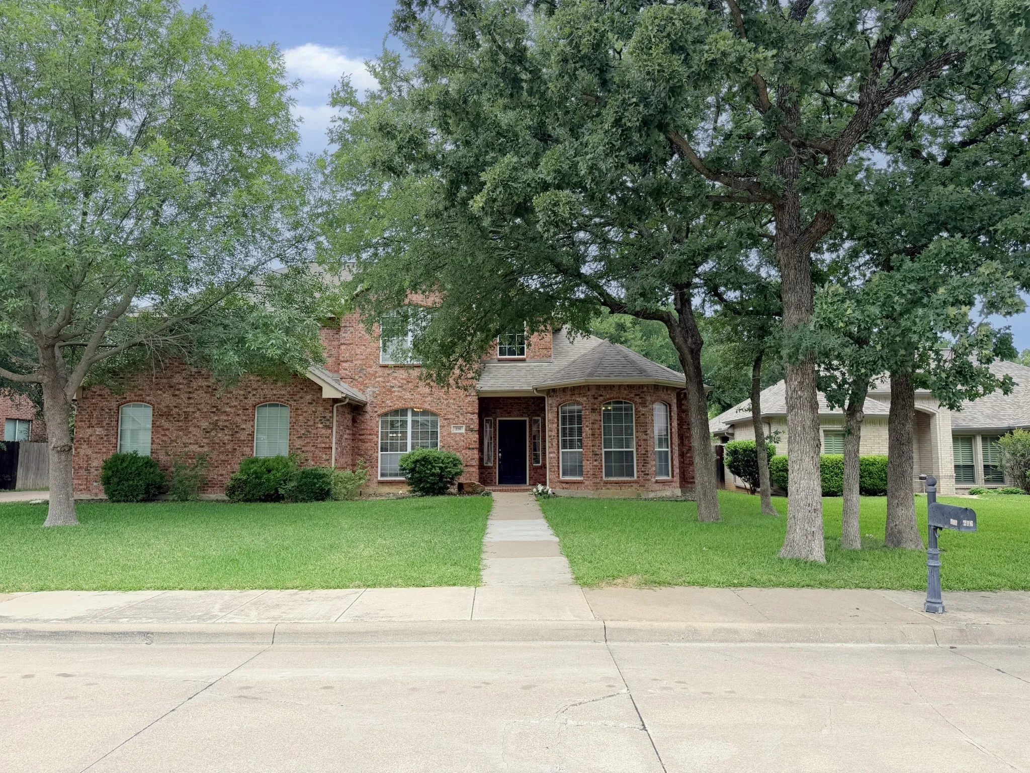 Single Family Residence For Sale in Johnson County , 216 Flagstone Drive, Burleson, Texas 76028, 5 Bedroom, 3 Bathroom, 2 Garage spaces, 2,406 Sqft, built in 2002, mls#21269647, Real Estate Agent in Burleson, Homes For Sale in Johnson county, Homes For Sale in Burleson, Realtor in Burleson Texas, Real Estate Brokerage Independent Realty Texas, Luminita Cordes Realtor