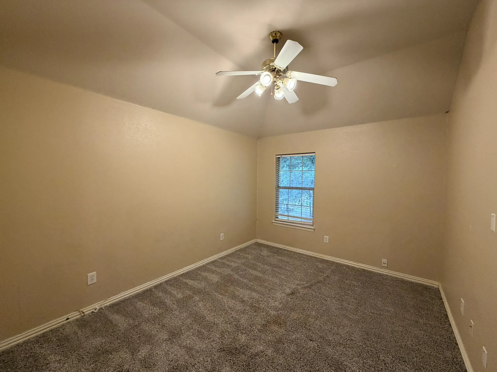 Single Family Residence For Sale in Johnson County , 216 Flagstone Drive, Burleson, Texas 76028, 5 Bedroom, 3 Bathroom, 2 Garage spaces, 2,406 Sqft, built in 2002, mls#21269647, Real Estate Agent in Burleson, Homes For Sale in Johnson county, Homes For Sale in Burleson, Realtor in Burleson Texas, Real Estate Brokerage Independent Realty Texas, Luminita Cordes Realtor