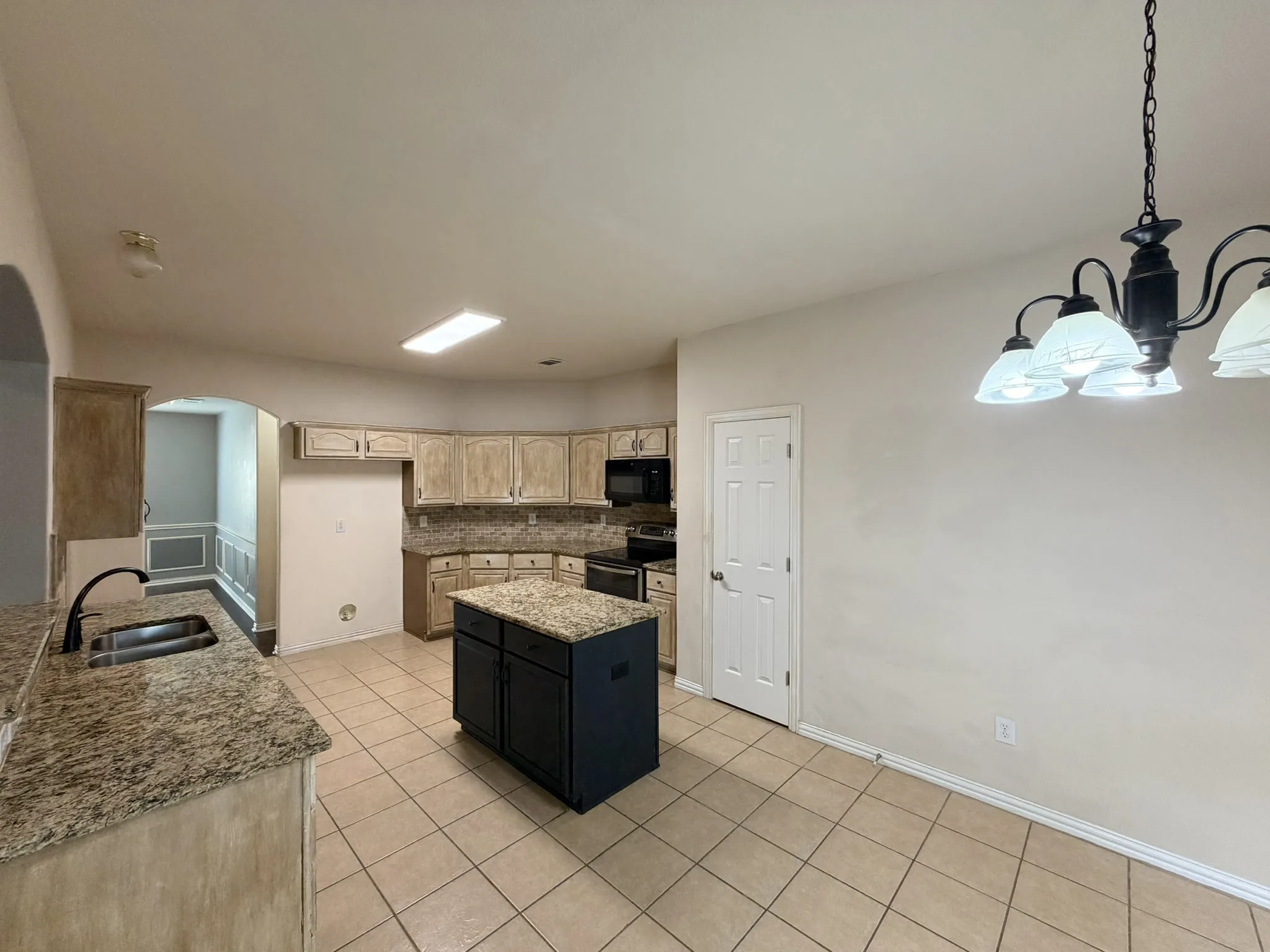 Single Family Residence For Sale in Johnson County , 216 Flagstone Drive, Burleson, Texas 76028, 5 Bedroom, 3 Bathroom, 2 Garage spaces, 2,406 Sqft, built in 2002, mls#21269647, Real Estate Agent in Burleson, Homes For Sale in Johnson county, Homes For Sale in Burleson, Realtor in Burleson Texas, Real Estate Brokerage Independent Realty Texas, Luminita Cordes Realtor