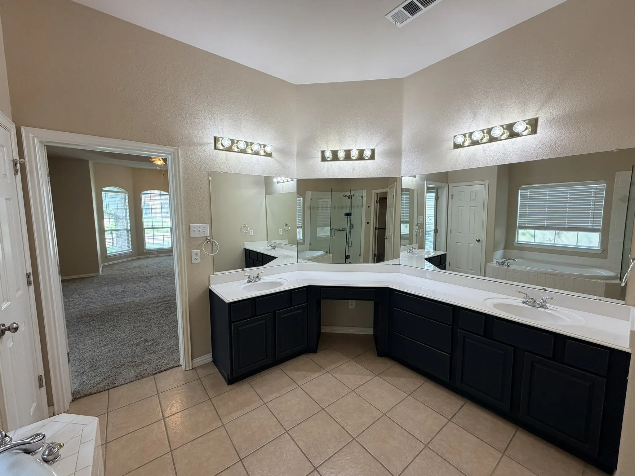 Single Family Residence For Sale in Johnson County , 216 Flagstone Drive, Burleson, Texas 76028, 5 Bedroom, 3 Bathroom, 2 Garage spaces, 2,406 Sqft, built in 2002, mls#21269647, Real Estate Agent in Burleson, Homes For Sale in Johnson county, Homes For Sale in Burleson, Realtor in Burleson Texas, Real Estate Brokerage Independent Realty Texas, Luminita Cordes Realtor
