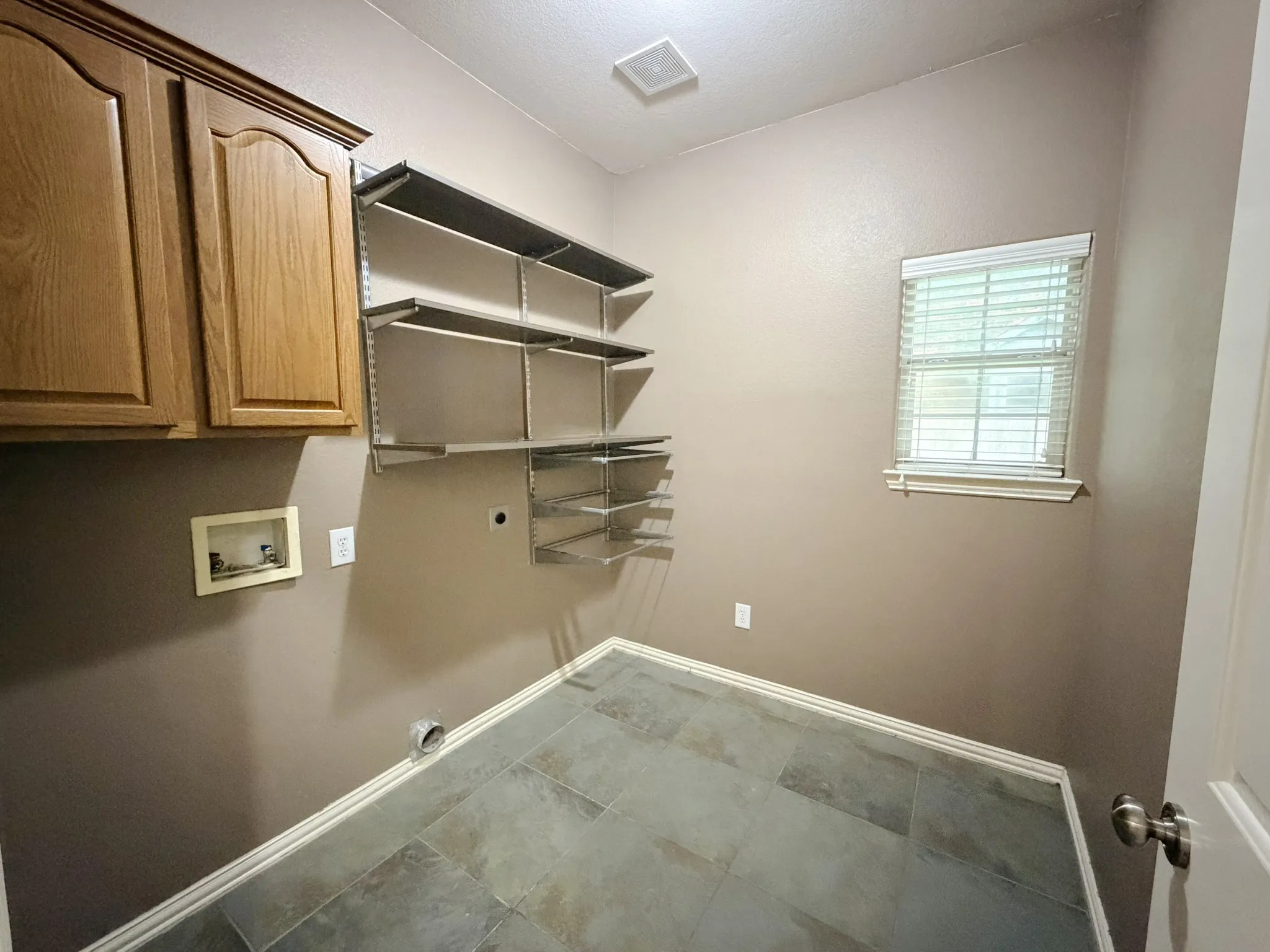 Single Family Residence For Sale in Johnson County , 216 Flagstone Drive, Burleson, Texas 76028, 5 Bedroom, 3 Bathroom, 2 Garage spaces, 2,406 Sqft, built in 2002, mls#21269647, Real Estate Agent in Burleson, Homes For Sale in Johnson county, Homes For Sale in Burleson, Realtor in Burleson Texas, Real Estate Brokerage Independent Realty Texas, Luminita Cordes Realtor