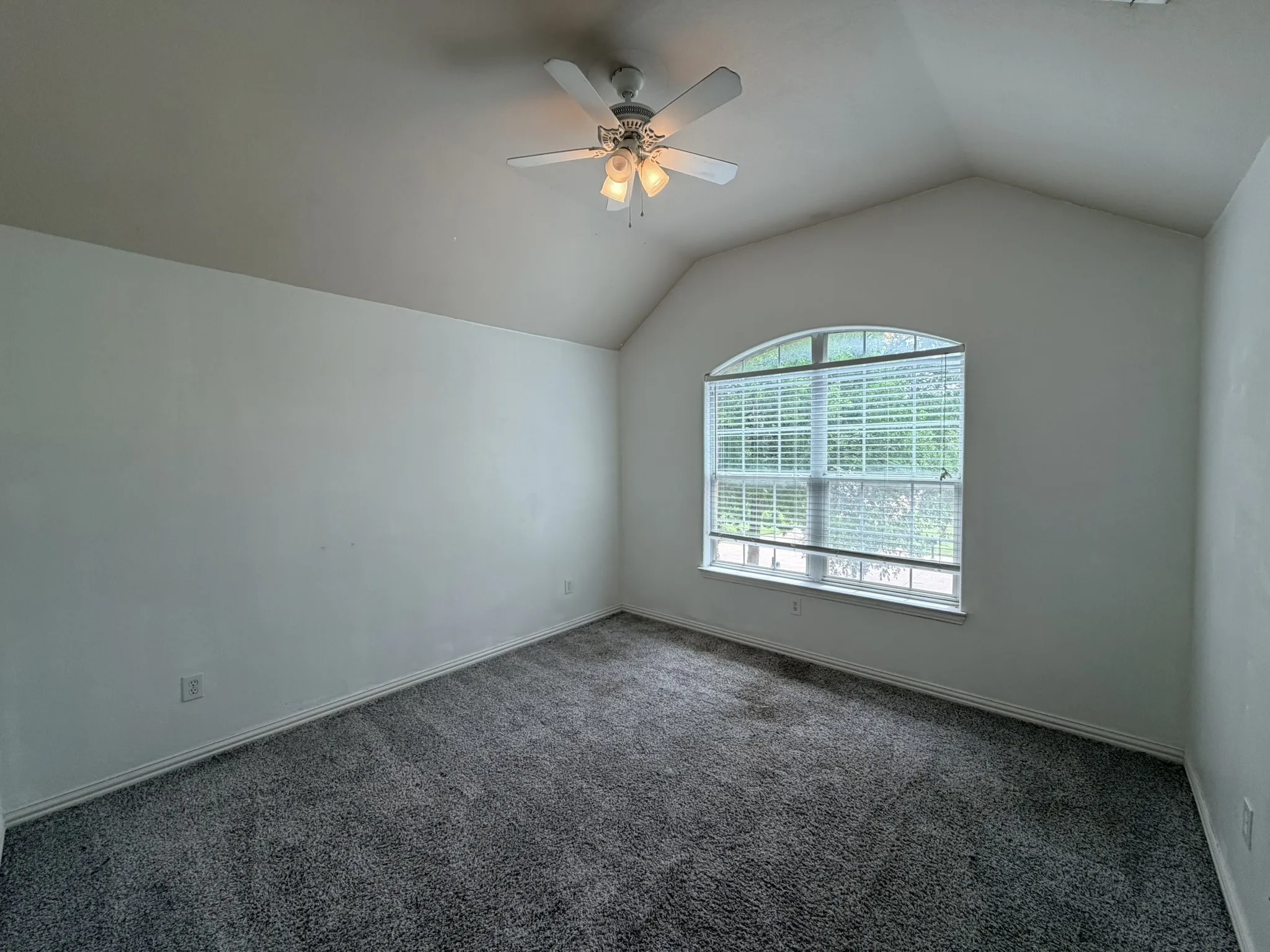 Single Family Residence For Sale in Johnson County , 216 Flagstone Drive, Burleson, Texas 76028, 5 Bedroom, 3 Bathroom, 2 Garage spaces, 2,406 Sqft, built in 2002, mls#21269647, Real Estate Agent in Burleson, Homes For Sale in Johnson county, Homes For Sale in Burleson, Realtor in Burleson Texas, Real Estate Brokerage Independent Realty Texas, Luminita Cordes Realtor