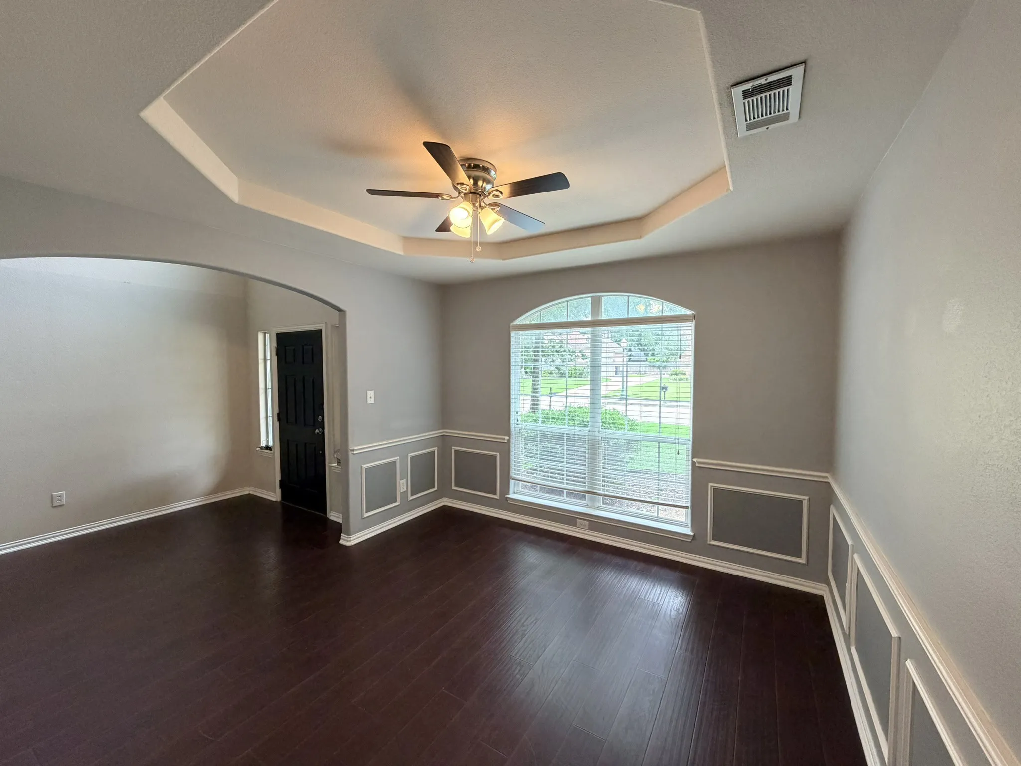 Single Family Residence For Sale in Johnson County , 216 Flagstone Drive, Burleson, Texas 76028, 5 Bedroom, 3 Bathroom, 2 Garage spaces, 2,406 Sqft, built in 2002, mls#21269647, Real Estate Agent in Burleson, Homes For Sale in Johnson county, Homes For Sale in Burleson, Realtor in Burleson Texas, Real Estate Brokerage Independent Realty Texas, Luminita Cordes Realtor