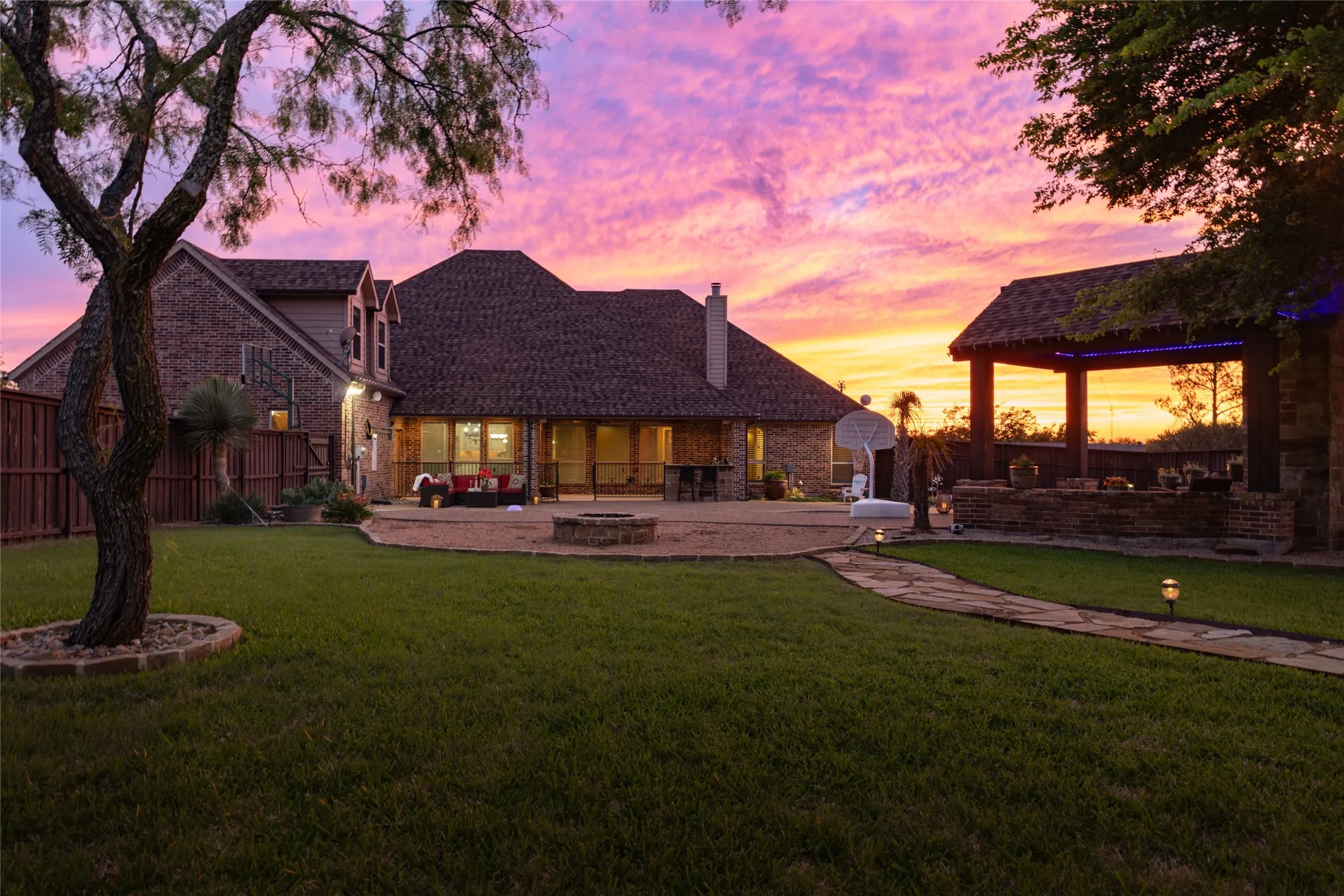 Single Family Residence For Sale in Hunt County , 3031 Hillview Drive, Royse City, Texas 75189, 4 Bedroom, 7 Bathroom, 3 Garage spaces, 3,738 Sqft, built in 2010, Price $985,000, mls#21257192, Real Estate Agent in Royse City, Homes For Sale in Hunt county, Homes For Sale in Royse City, Realtor in Royse City Texas, Real Estate Brokerage Independent Realty Texas, Luminita Cordes Realtor