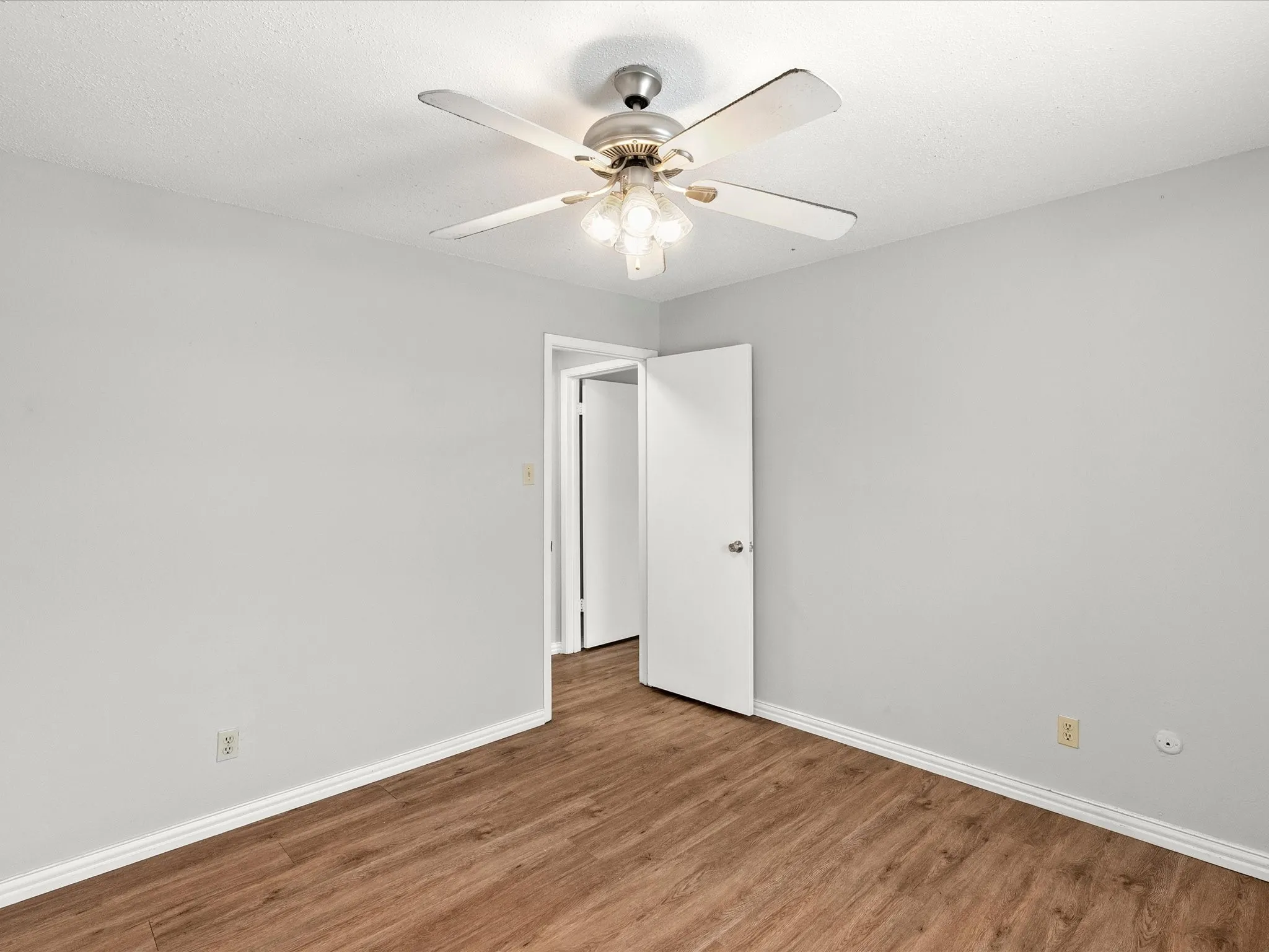 Condominium For Sale in Dallas County , 5981 Arapaho Road 304, Dallas, Texas 75248, 2 Bedroom, 2 Bathroom, Garage spaces, 995 Sqft, built in 1980, mls#21269749, Real Estate Agent in Dallas, Homes For Sale in Dallas county, Homes For Sale in Dallas, Realtor in Dallas Texas, Real Estate Brokerage Independent Realty Texas, Luminita Cordes Realtor