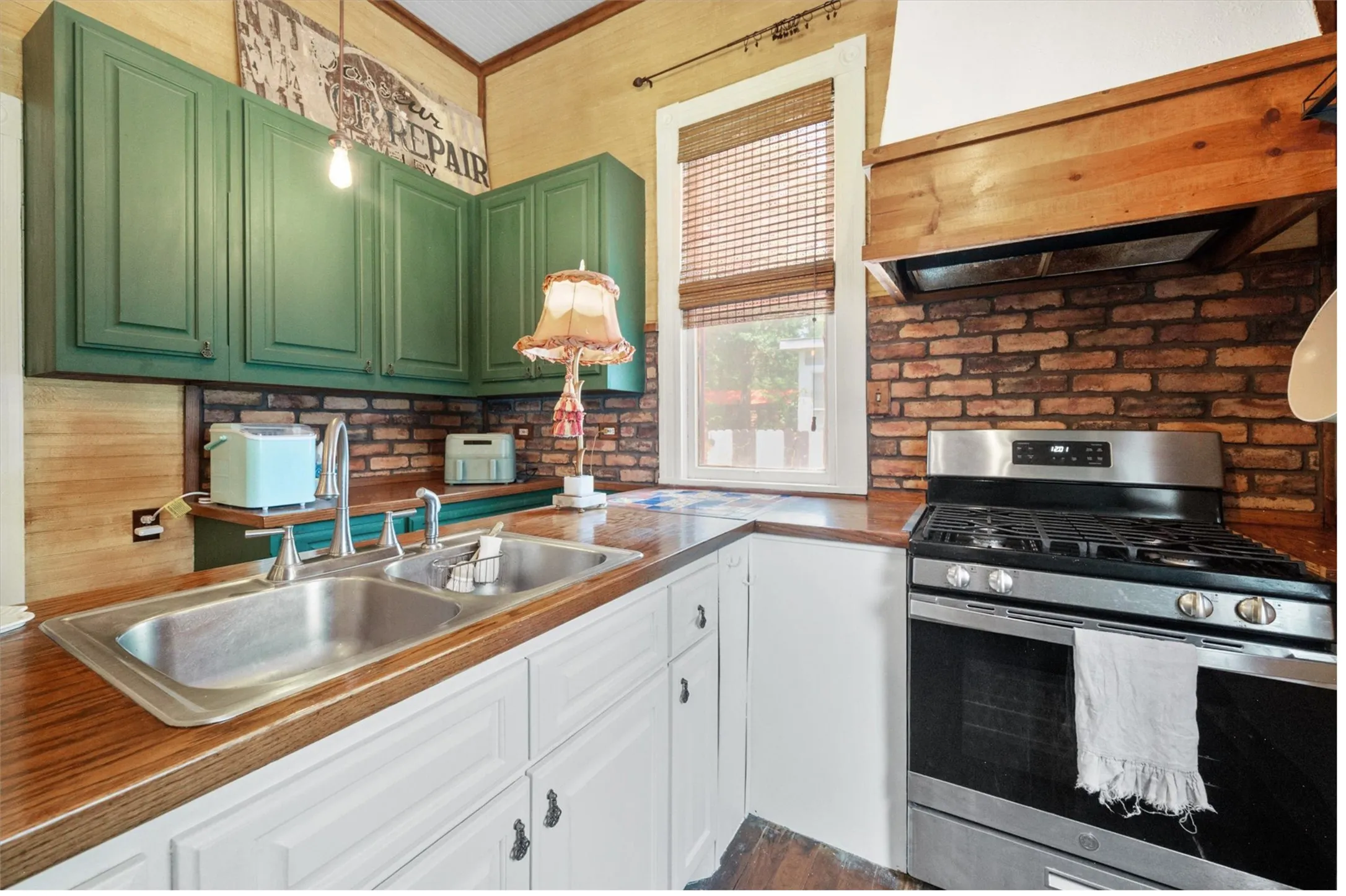 Single Family Residence For Sale in Navarro County , 1302 W 5th Avenue, Corsicana, Texas 75110, 3 Bedrooms, 2 Bathrooms, Garage spaces, 1,952 Sqft, built in 1898, Price $235,000, mls#21269758, Real Estate Agent in Corsicana, Homes For Sale in Navarro county, Homes For Sale in Corsicana, Realtor in Corsicana Texas, Real Estate Brokerage Independent Realty Texas, Luminita Cordes Realtor