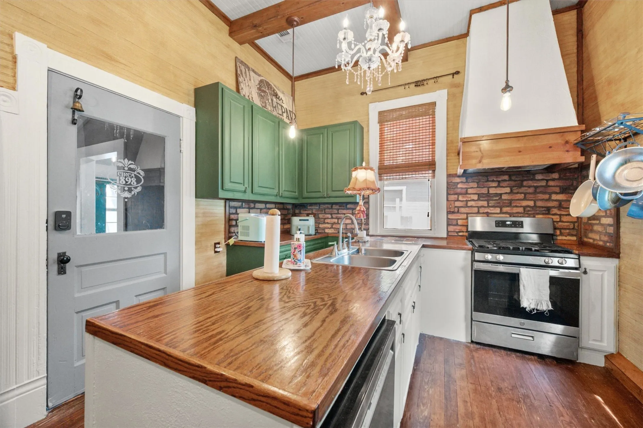 Single Family Residence For Sale in Navarro County , 1302 W 5th Avenue, Corsicana, Texas 75110, 3 Bedrooms, 2 Bathrooms, Garage spaces, 1,952 Sqft, built in 1898, Price $235,000, mls#21269758, Real Estate Agent in Corsicana, Homes For Sale in Navarro county, Homes For Sale in Corsicana, Realtor in Corsicana Texas, Real Estate Brokerage Independent Realty Texas, Luminita Cordes Realtor