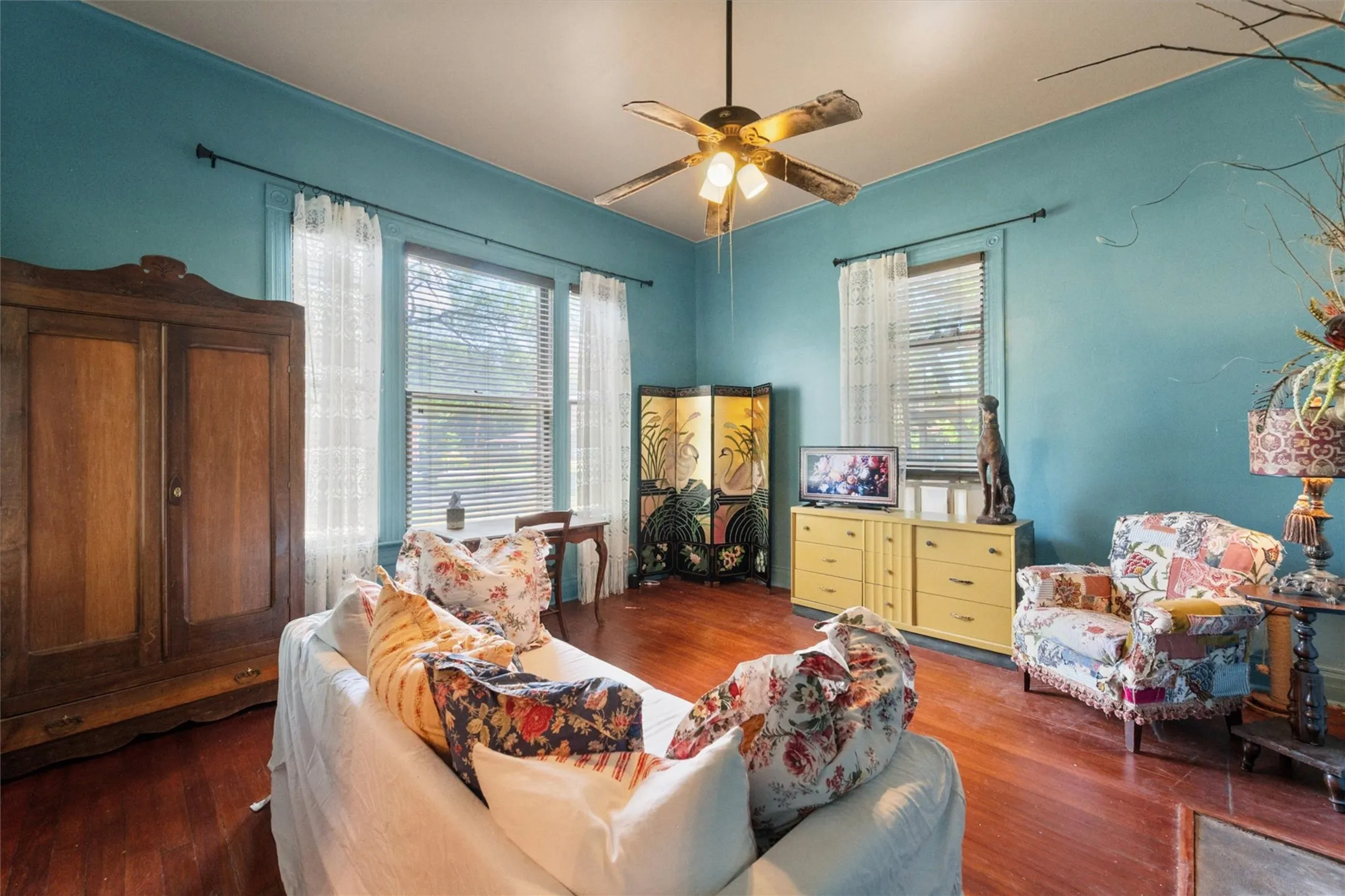 Single Family Residence For Sale in Navarro County , 1302 W 5th Avenue, Corsicana, Texas 75110, 3 Bedrooms, 2 Bathrooms, Garage spaces, 1,952 Sqft, built in 1898, Price $235,000, mls#21269758, Real Estate Agent in Corsicana, Homes For Sale in Navarro county, Homes For Sale in Corsicana, Realtor in Corsicana Texas, Real Estate Brokerage Independent Realty Texas, Luminita Cordes Realtor