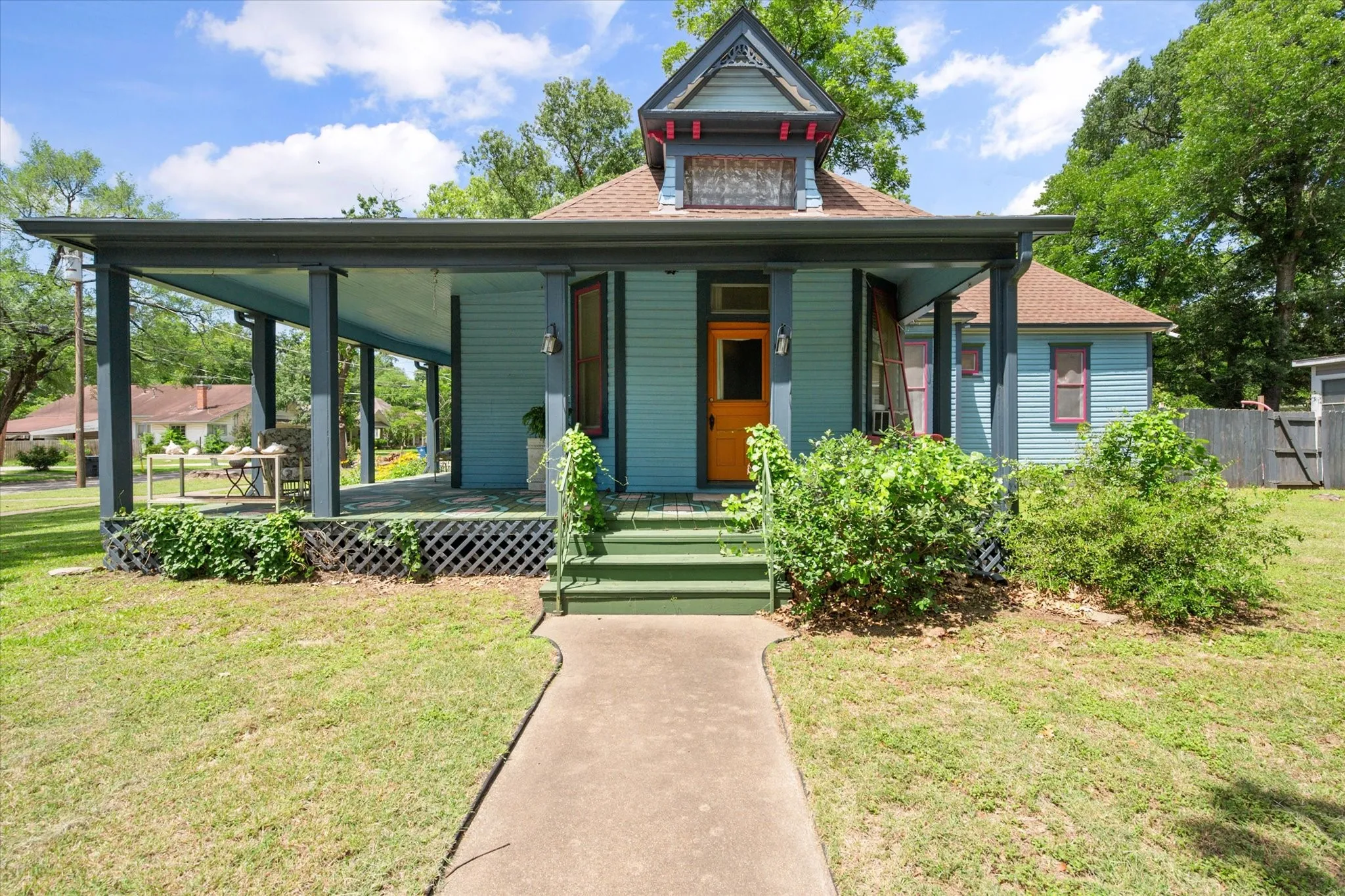 Single Family Residence For Sale in Navarro County , 1302 W 5th Avenue, Corsicana, Texas 75110, 3 Bedrooms, 2 Bathrooms, Garage spaces, 1,952 Sqft, built in 1898, Price $235,000, mls#21269758, Real Estate Agent in Corsicana, Homes For Sale in Navarro county, Homes For Sale in Corsicana, Realtor in Corsicana Texas, Real Estate Brokerage Independent Realty Texas, Luminita Cordes Realtor