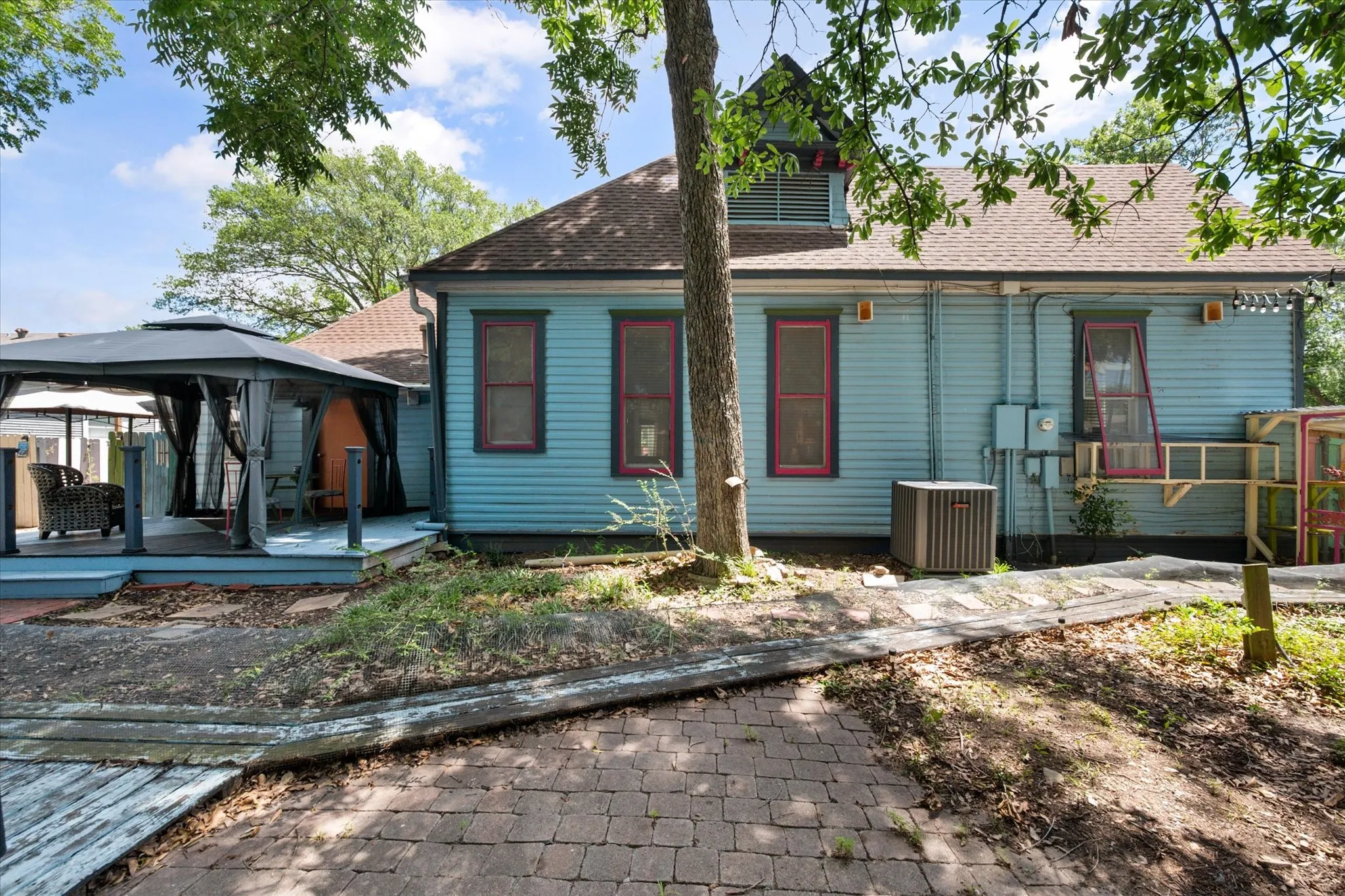 Single Family Residence For Sale in Navarro County , 1302 W 5th Avenue, Corsicana, Texas 75110, 3 Bedrooms, 2 Bathrooms, Garage spaces, 1,952 Sqft, built in 1898, Price $235,000, mls#21269758, Real Estate Agent in Corsicana, Homes For Sale in Navarro county, Homes For Sale in Corsicana, Realtor in Corsicana Texas, Real Estate Brokerage Independent Realty Texas, Luminita Cordes Realtor