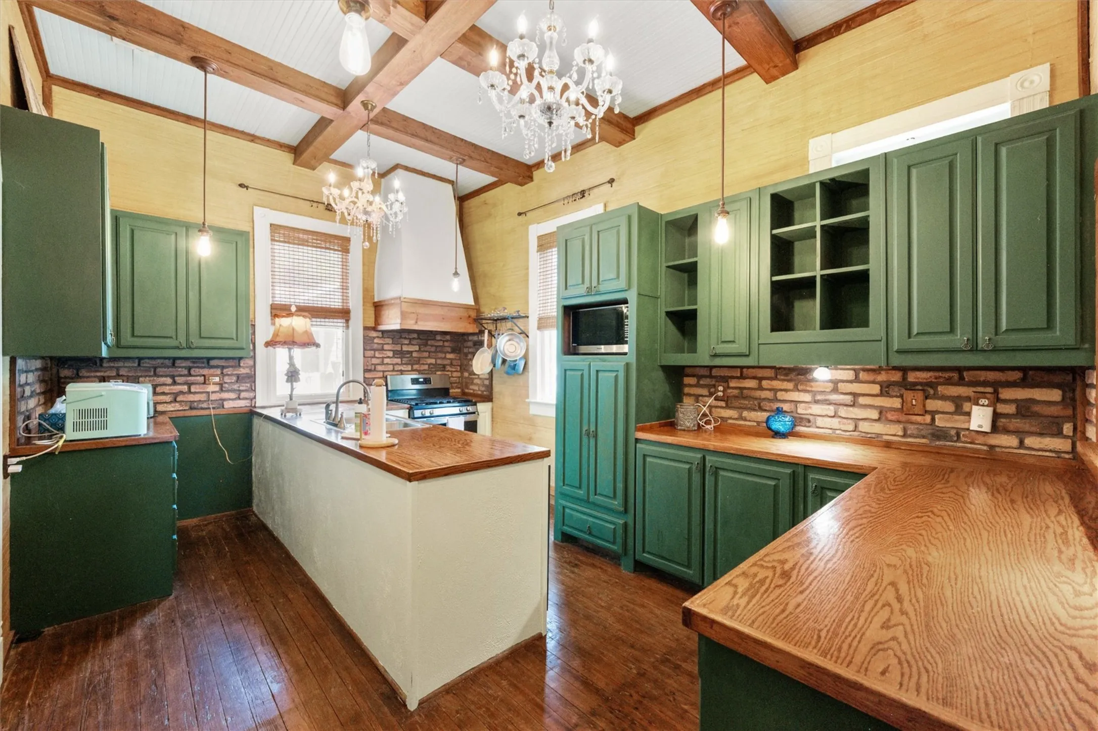 Single Family Residence For Sale in Navarro County , 1302 W 5th Avenue, Corsicana, Texas 75110, 3 Bedrooms, 2 Bathrooms, Garage spaces, 1,952 Sqft, built in 1898, Price $235,000, mls#21269758, Real Estate Agent in Corsicana, Homes For Sale in Navarro county, Homes For Sale in Corsicana, Realtor in Corsicana Texas, Real Estate Brokerage Independent Realty Texas, Luminita Cordes Realtor