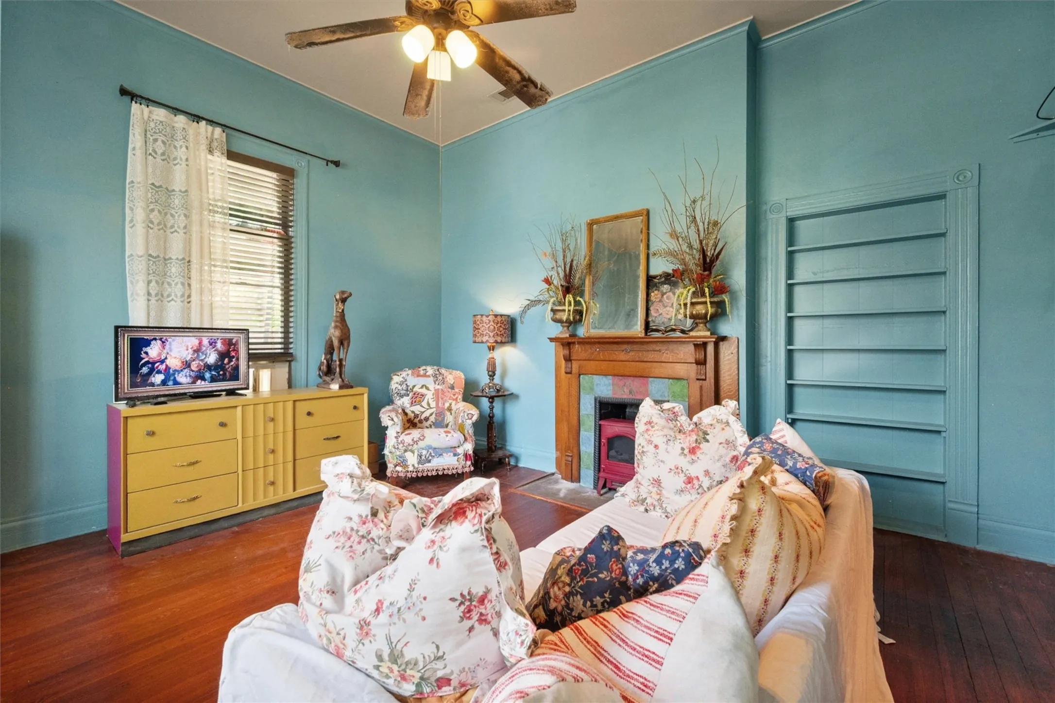 Single Family Residence For Sale in Navarro County , 1302 W 5th Avenue, Corsicana, Texas 75110, 3 Bedrooms, 2 Bathrooms, Garage spaces, 1,952 Sqft, built in 1898, Price $235,000, mls#21269758, Real Estate Agent in Corsicana, Homes For Sale in Navarro county, Homes For Sale in Corsicana, Realtor in Corsicana Texas, Real Estate Brokerage Independent Realty Texas, Luminita Cordes Realtor