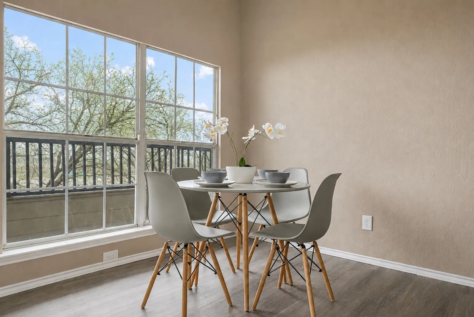 Condominium For Sale in Dallas County , 4113 Esters Road 609, Irving, Texas 75038, 1 Bedroom, 1 Bathroom, Garage spaces, 678 Sqft, built in 1984, mls#21269073, Real Estate Agent in Irving, Homes For Sale in Dallas county, Homes For Sale in Irving, Realtor in Irving Texas, Real Estate Brokerage Independent Realty Texas, Luminita Cordes Realtor