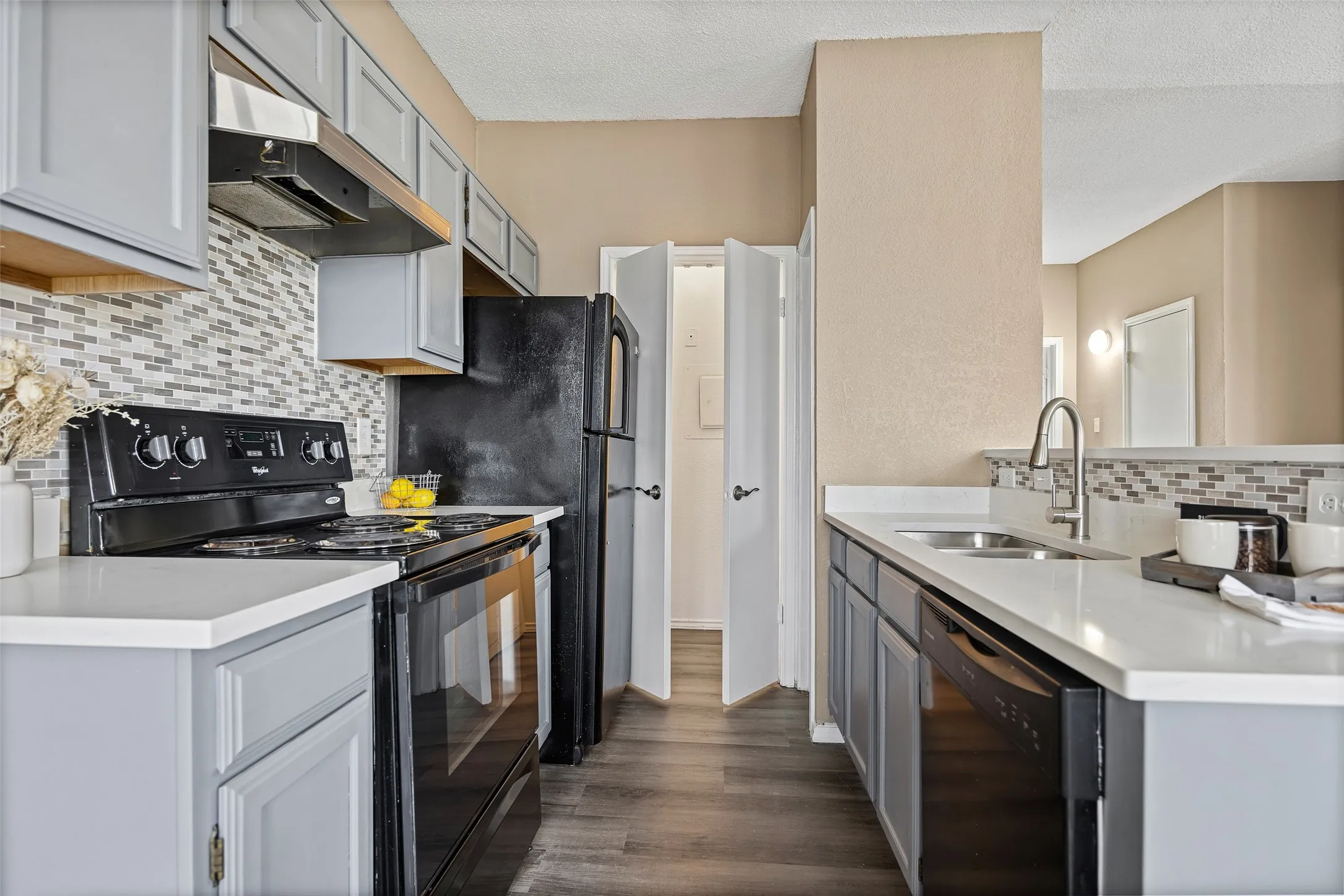 Condominium For Sale in Dallas County , 4113 Esters Road 609, Irving, Texas 75038, 1 Bedroom, 1 Bathroom, Garage spaces, 678 Sqft, built in 1984, mls#21269073, Real Estate Agent in Irving, Homes For Sale in Dallas county, Homes For Sale in Irving, Realtor in Irving Texas, Real Estate Brokerage Independent Realty Texas, Luminita Cordes Realtor