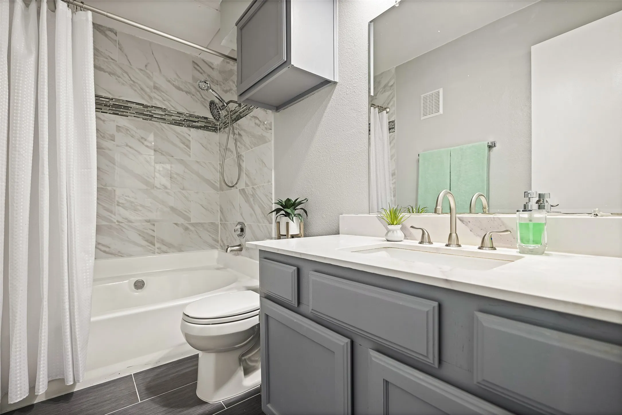 Condominium For Sale in Dallas County , 4113 Esters Road 609, Irving, Texas 75038, 1 Bedroom, 1 Bathroom, Garage spaces, 678 Sqft, built in 1984, mls#21269073, Real Estate Agent in Irving, Homes For Sale in Dallas county, Homes For Sale in Irving, Realtor in Irving Texas, Real Estate Brokerage Independent Realty Texas, Luminita Cordes Realtor